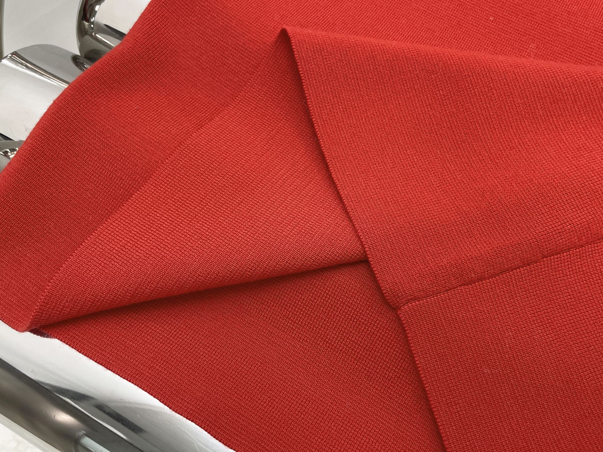 Жилет женский в стиле Miu Miu из трикотажа красного цвета на молнии