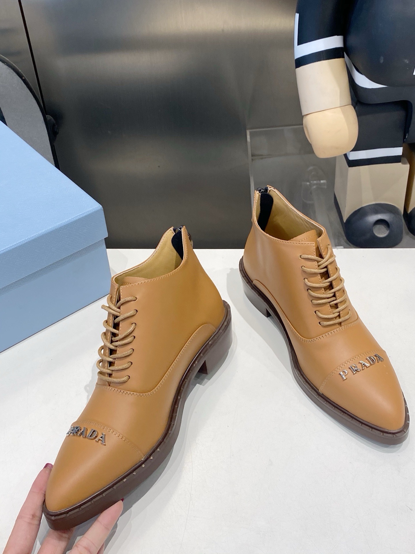 Ботинки женские Prada бежевого цвета