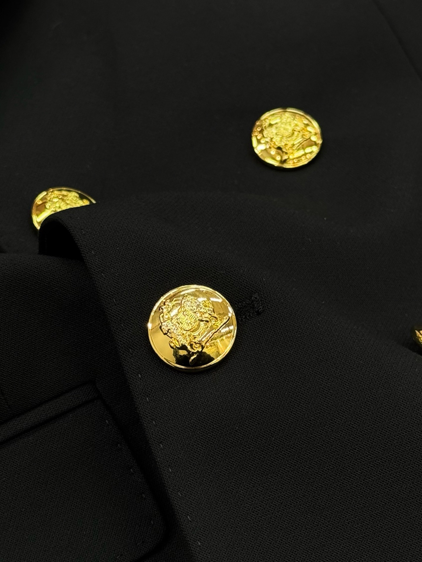 Костюм мужской в стиле Dolce&Gabbana чёрного цвета с двубортным пиджаком