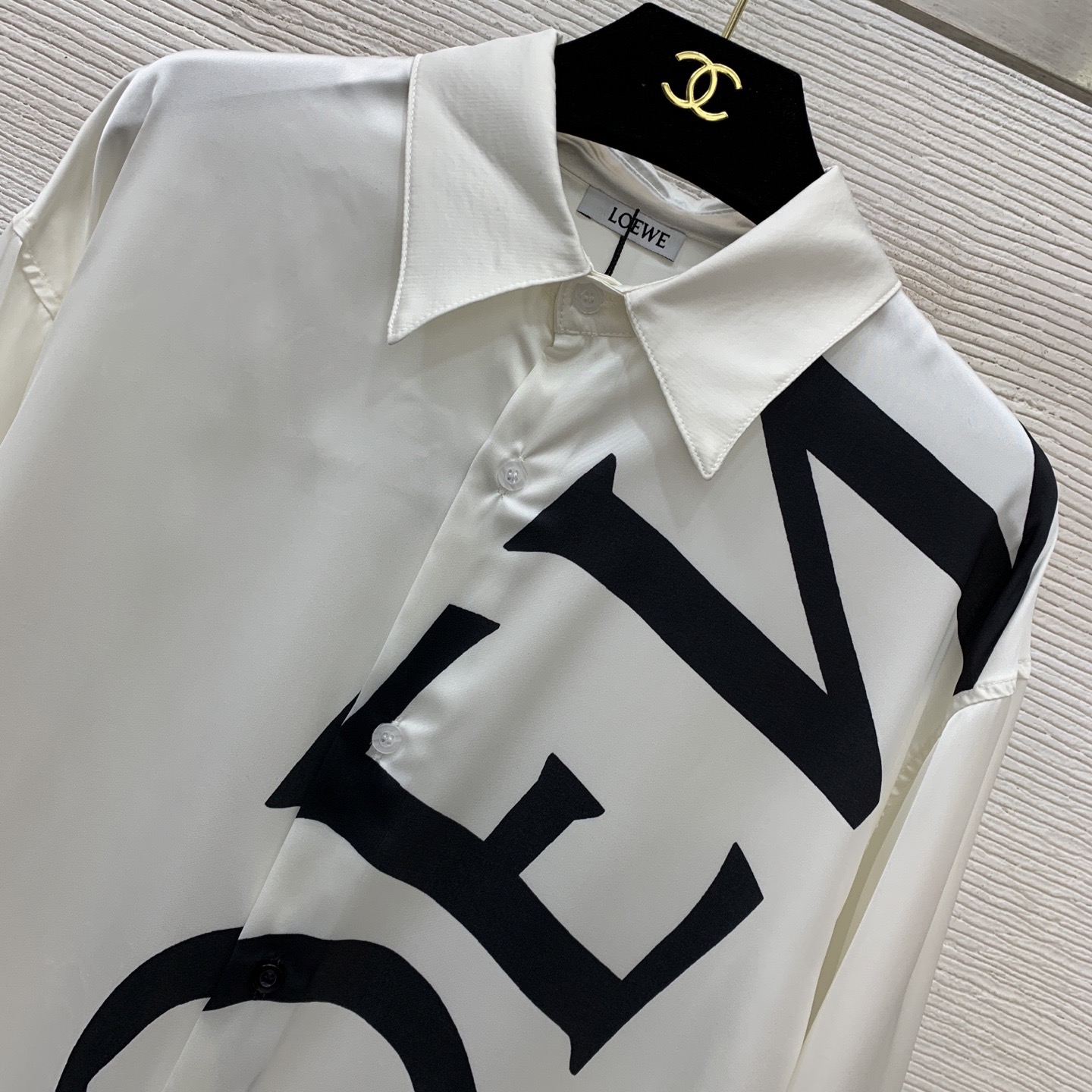 Рубашка унисекс в стиле Loewe белого цвета с логотипом 