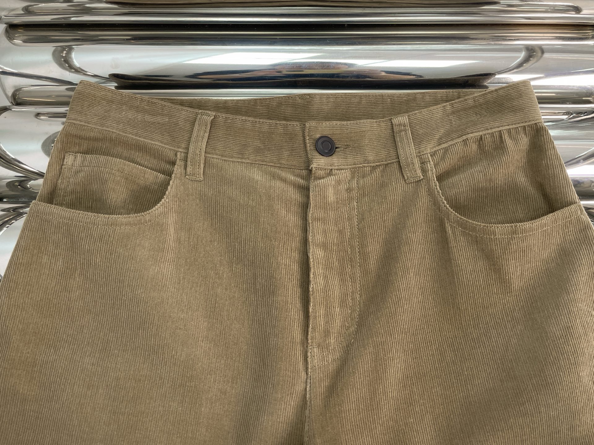 Брюки женские в стиле The Row песочного цвета с прямым кроем