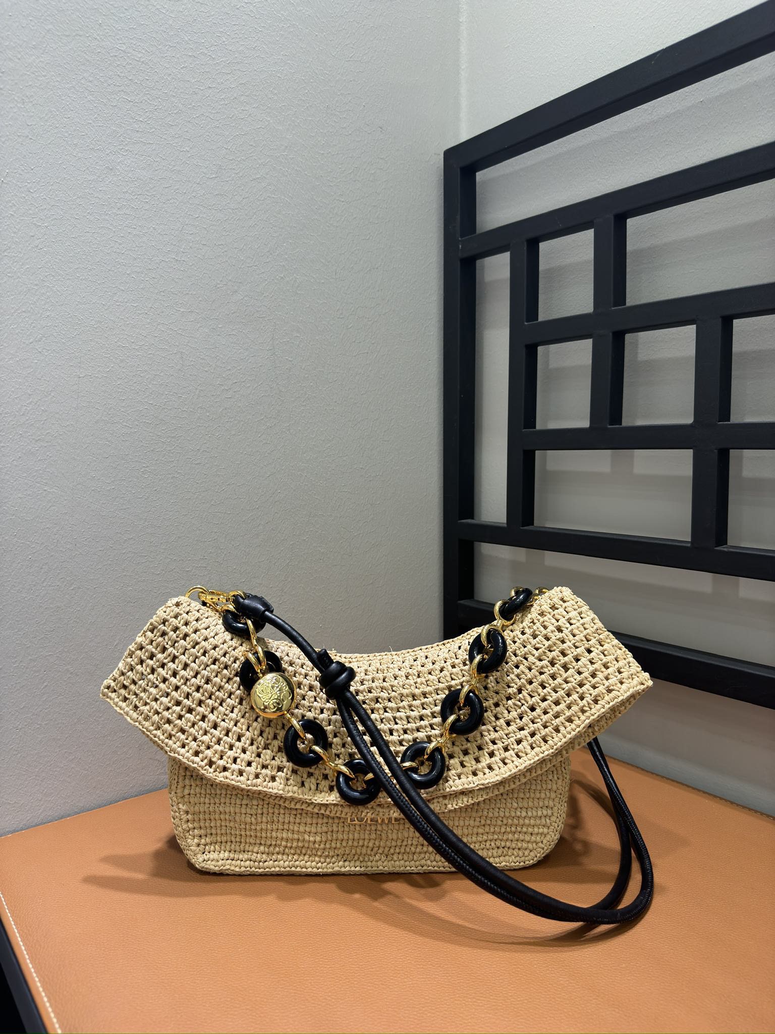 Сумка женская в стиле Loewe Paula’s Ibiza Ola бежевого цвета с цепью