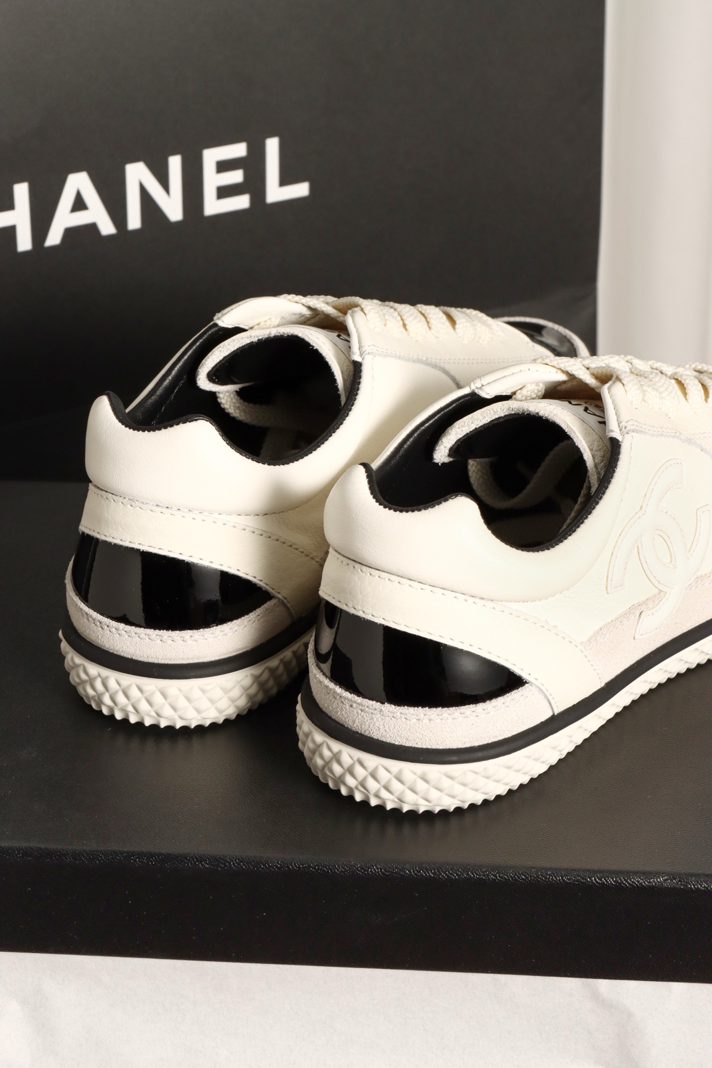 Кеды женские в стиле Chanel белого цвета с черными вставками