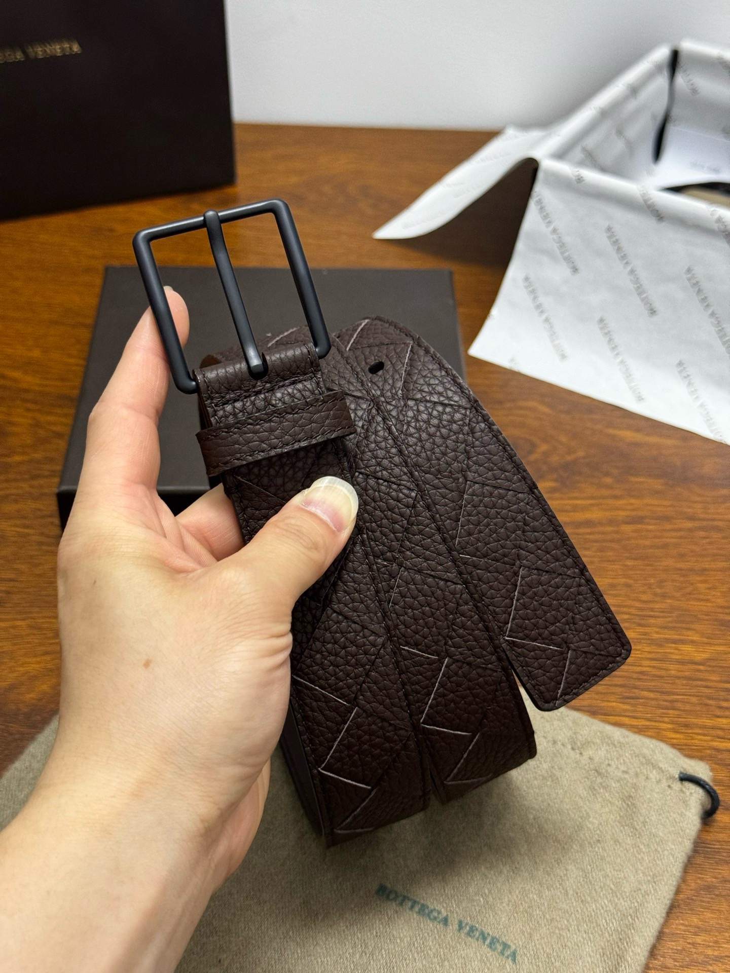 Ремень мужской Bottega Veneta Intrecciato коричневого цвета матовая пряжка