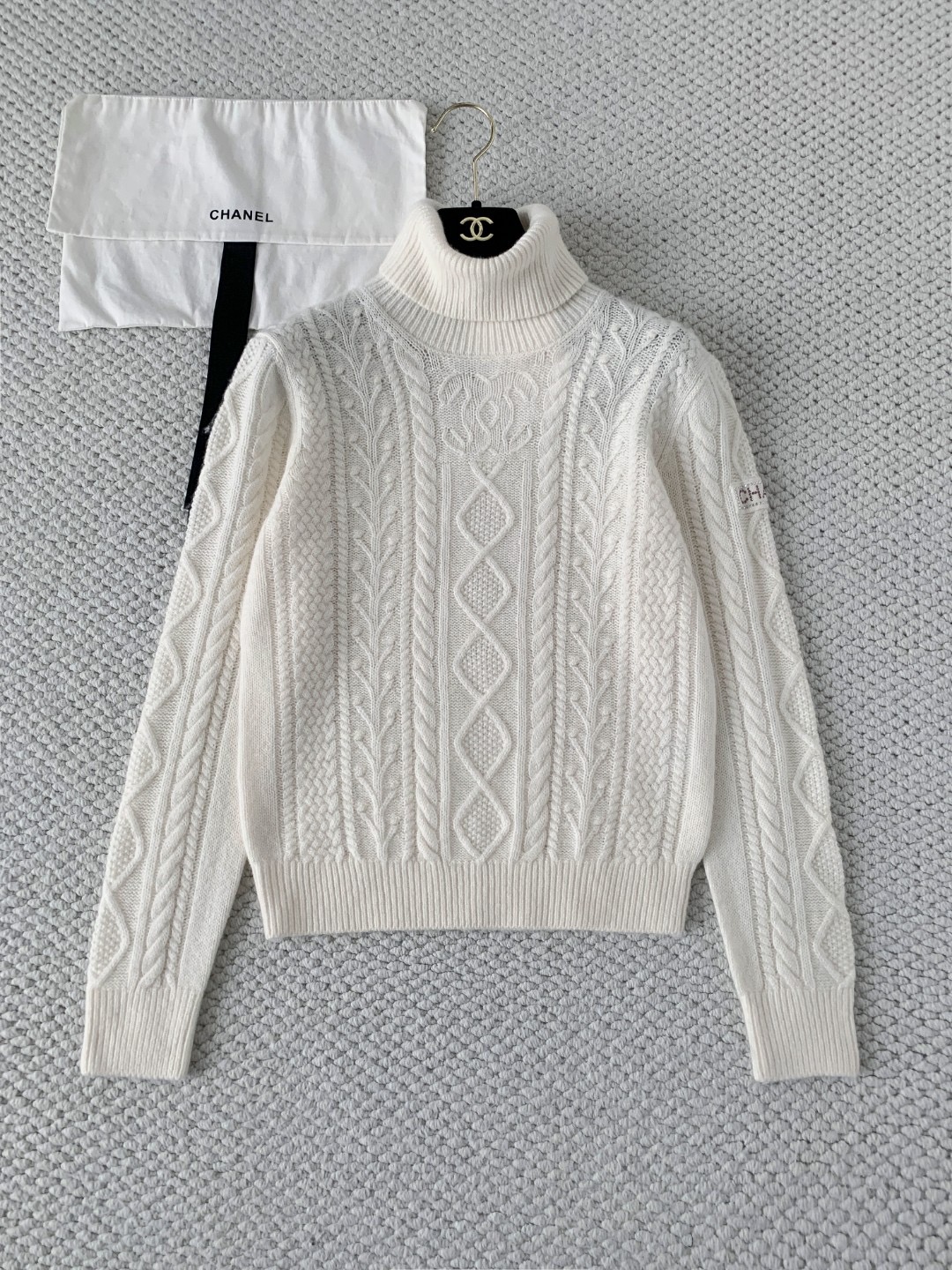 Свитер женский в стиле Chanel с высоким воротником и рельефной вязкой молочного цвета