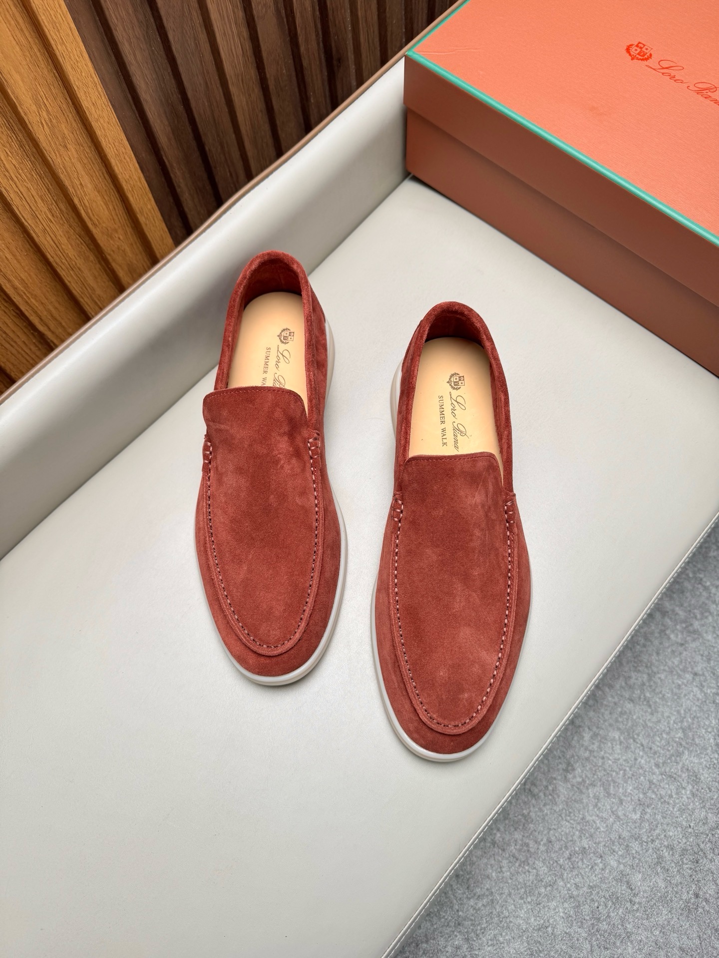 Лоферы унисекс в стиле Loro Piana из натуральной замши бордового цвета