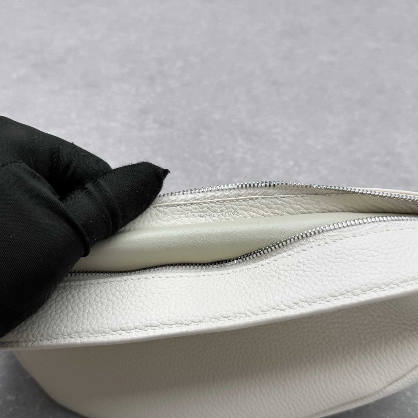 Сумка женская в стиле The Row Banana Bag из натуральной кожи белого цвета