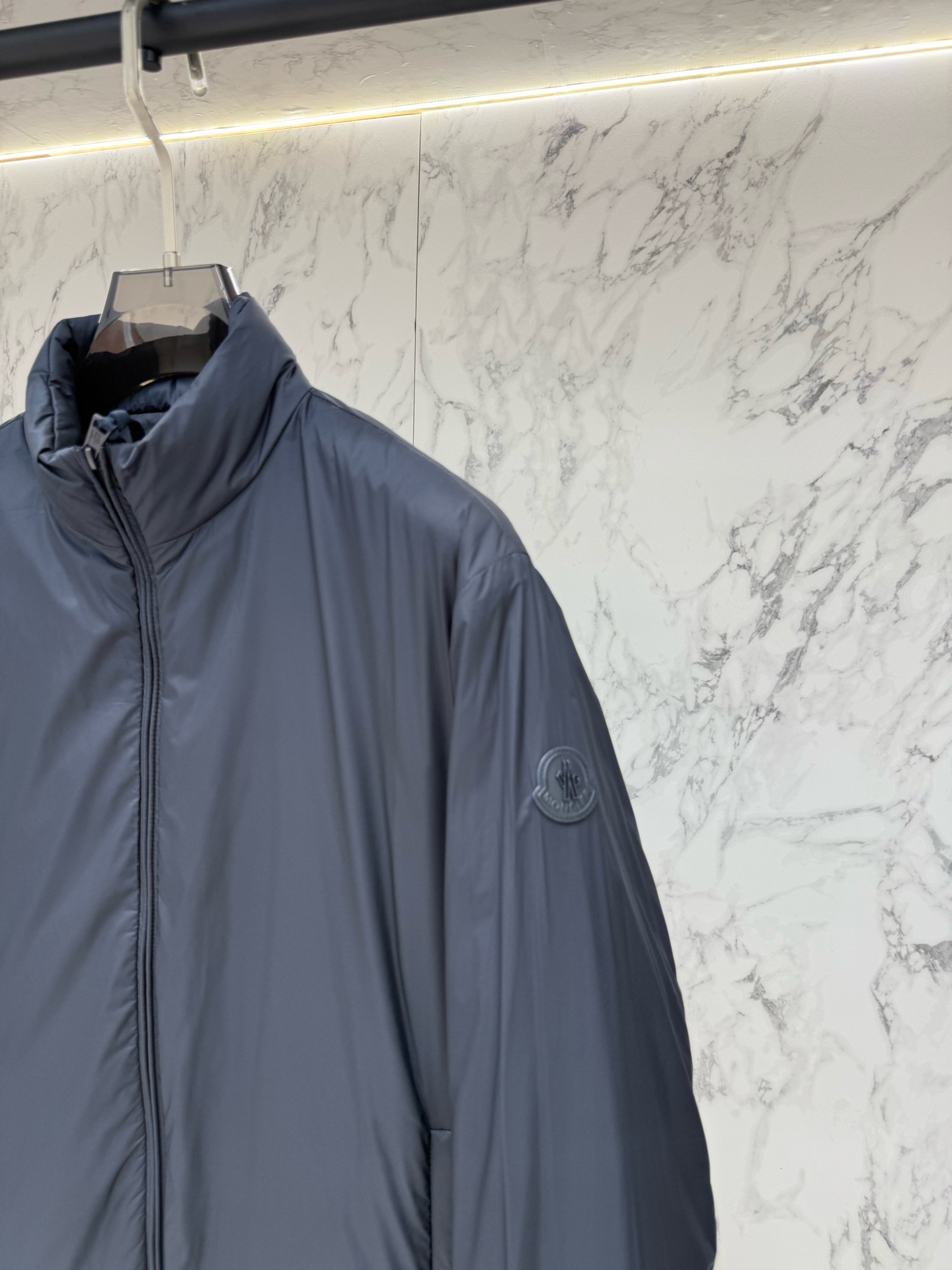 Пуховик мужской Moncler тёмно-синего цвета с натуральным пухом