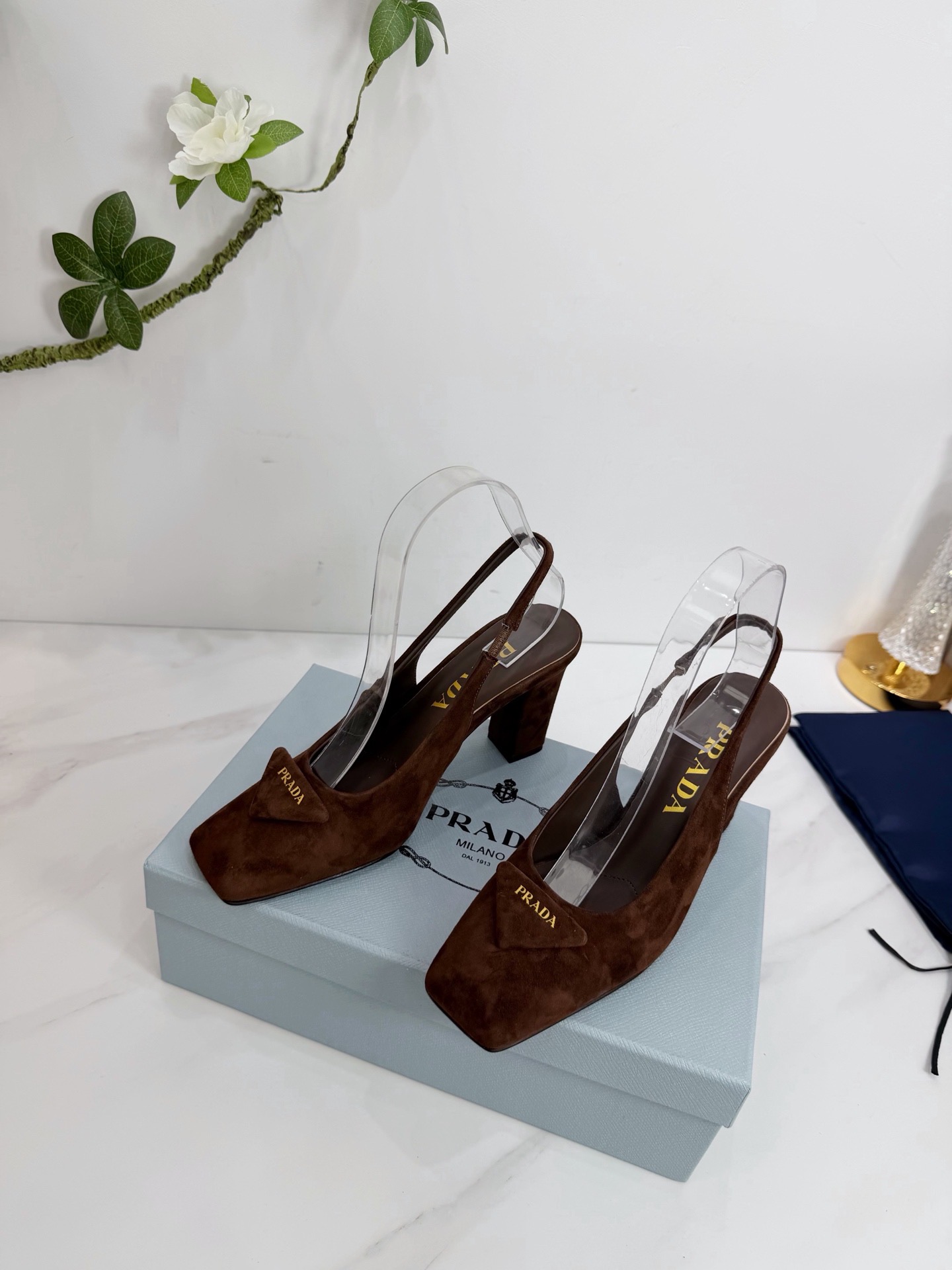 Туфли женские Prada из натуральной замши коричневого цвета