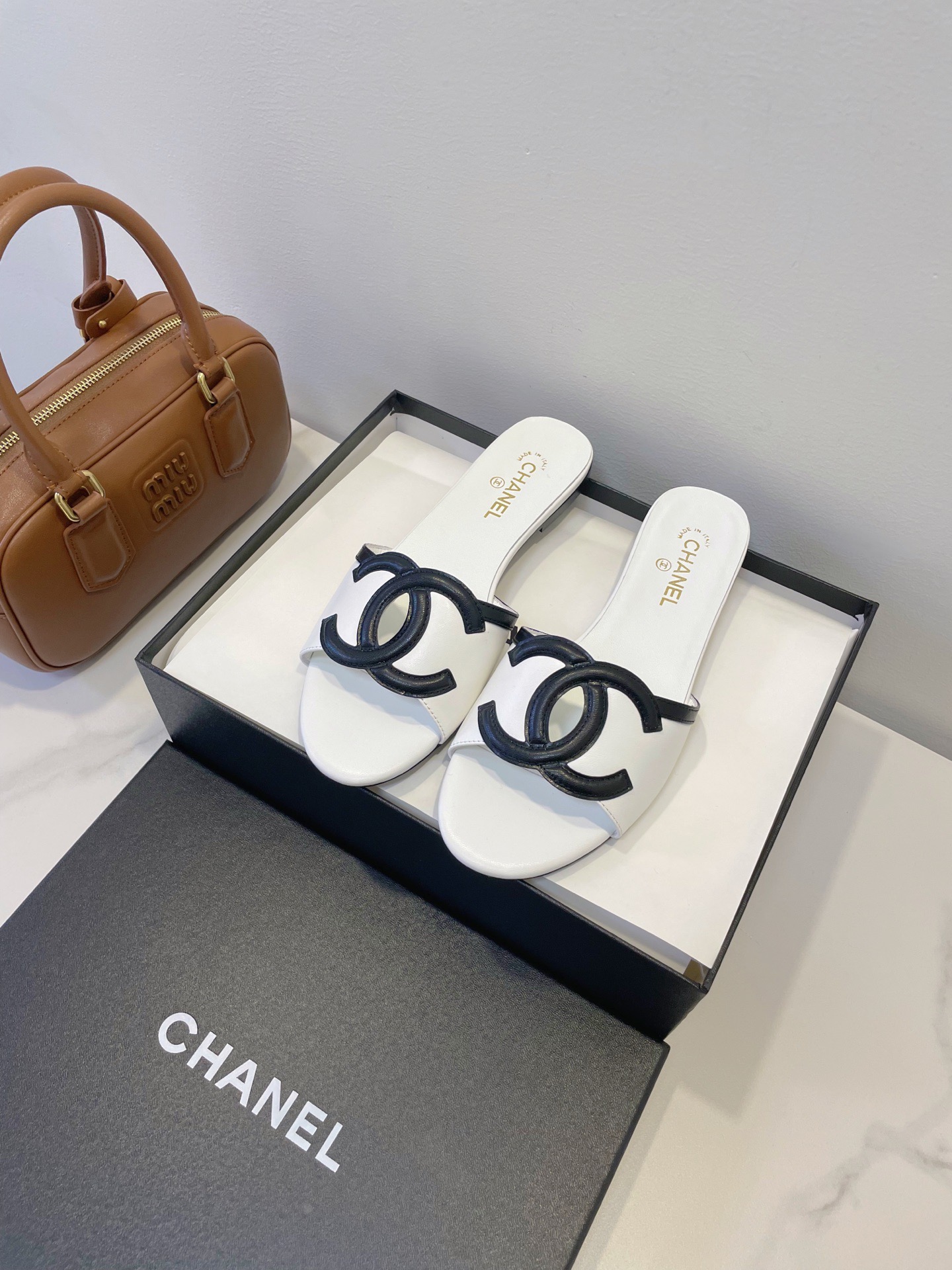 Мюли женские в стиле Chanel 26 с логотипом CC белого цвета с чёрным декором
