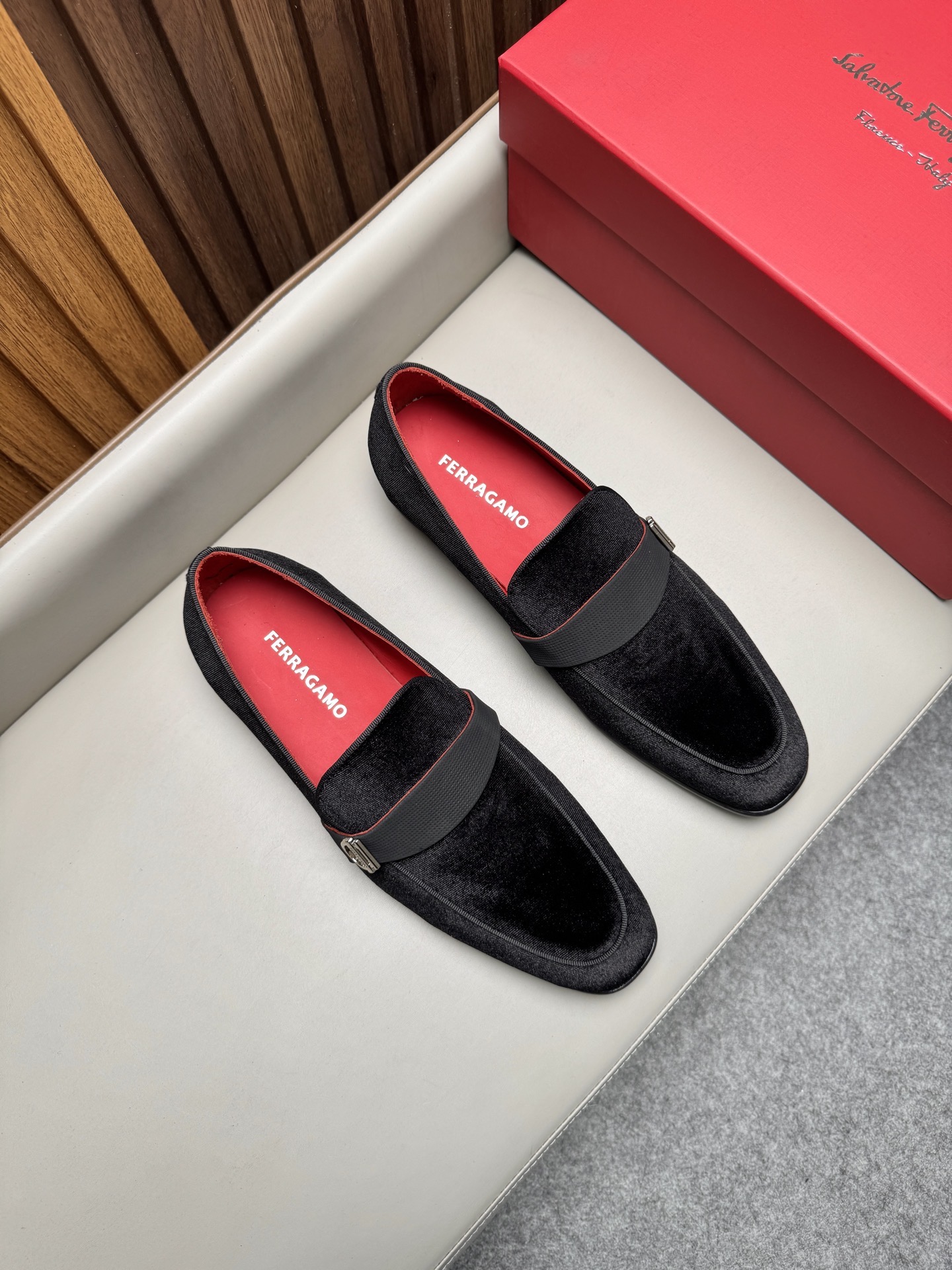 Лоферы мужские в стиле Ferragamo Gancini черного цвета