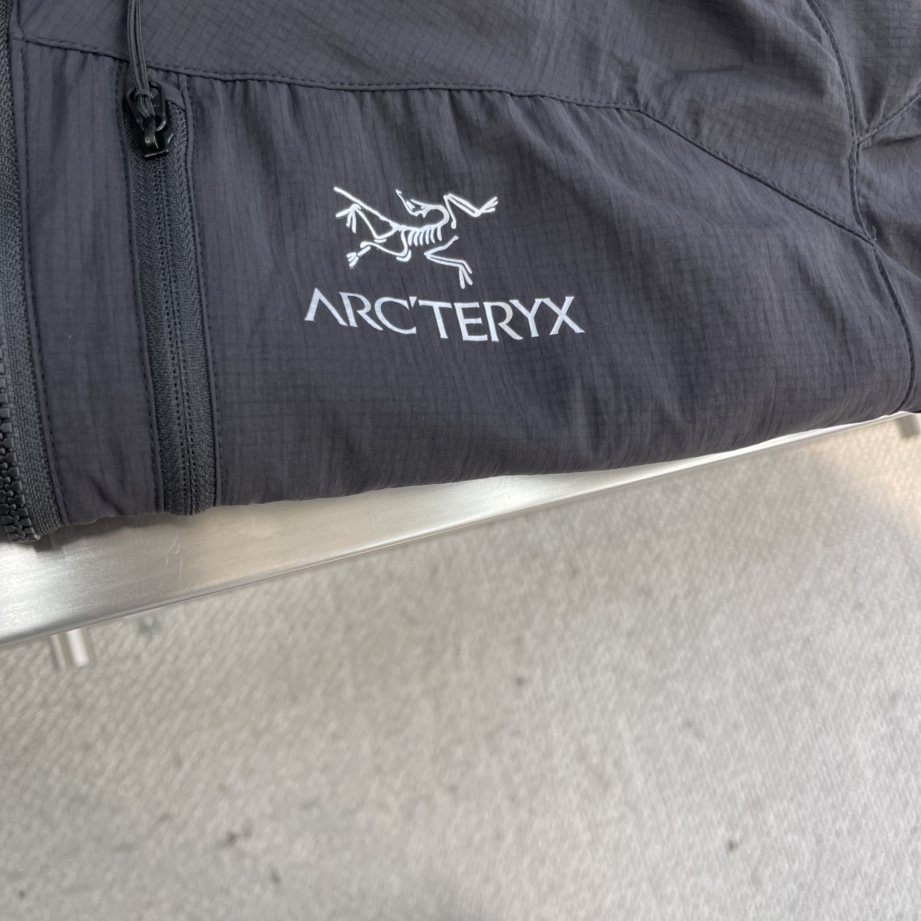 Куртка мужская в стиле Arc'teryx с капюшоном чёрного цвета
