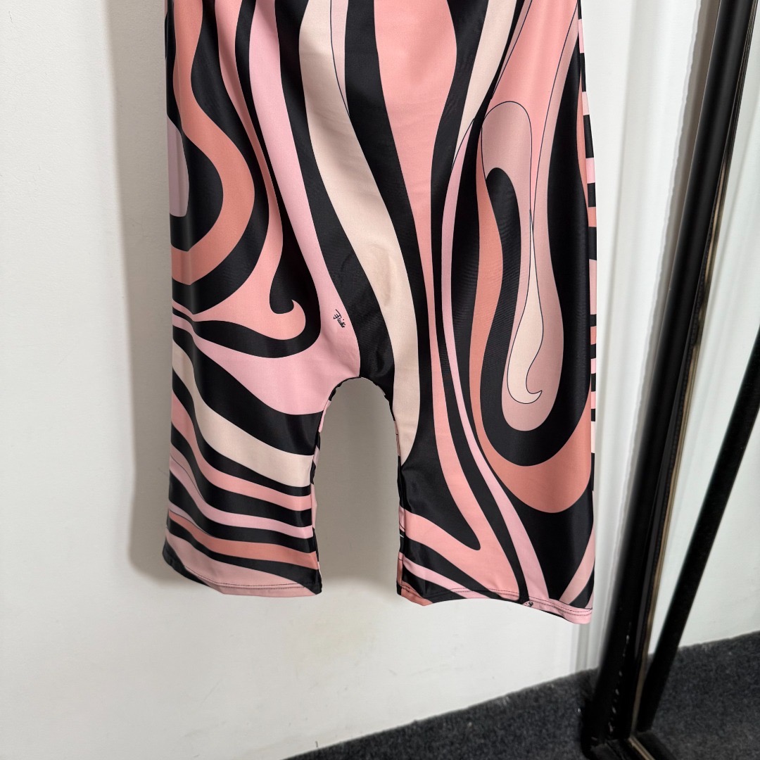 Купальник женский в стиле Emilio Pucci слитный розового цвета с принтом с коротким рукавом и шортами