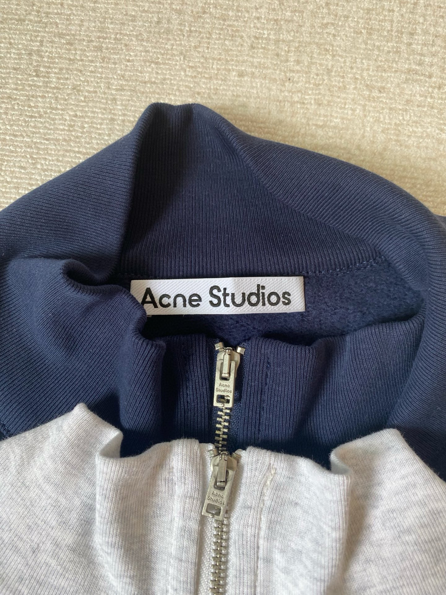 Свитшот женский на молнии в стиле Acne Studios с вышивкой 10 000 стежков из хлопка в тёмно-синем/сером цвете