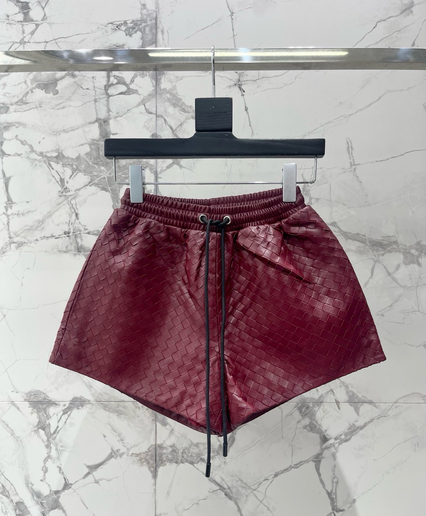 Шорты женские Bottega Veneta бордового цвета с плетением Intrecciato