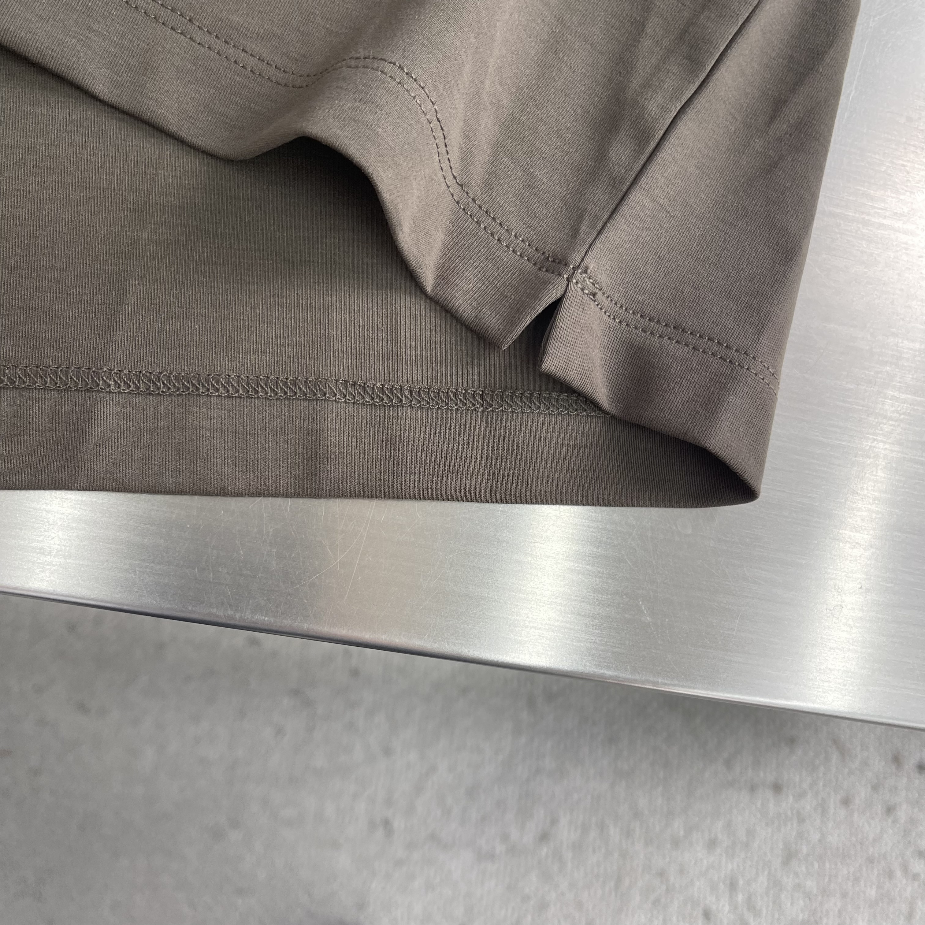 Футболка мужская в стиле Loro Piana из хлопка коричневого цвета с контрастной отделкой