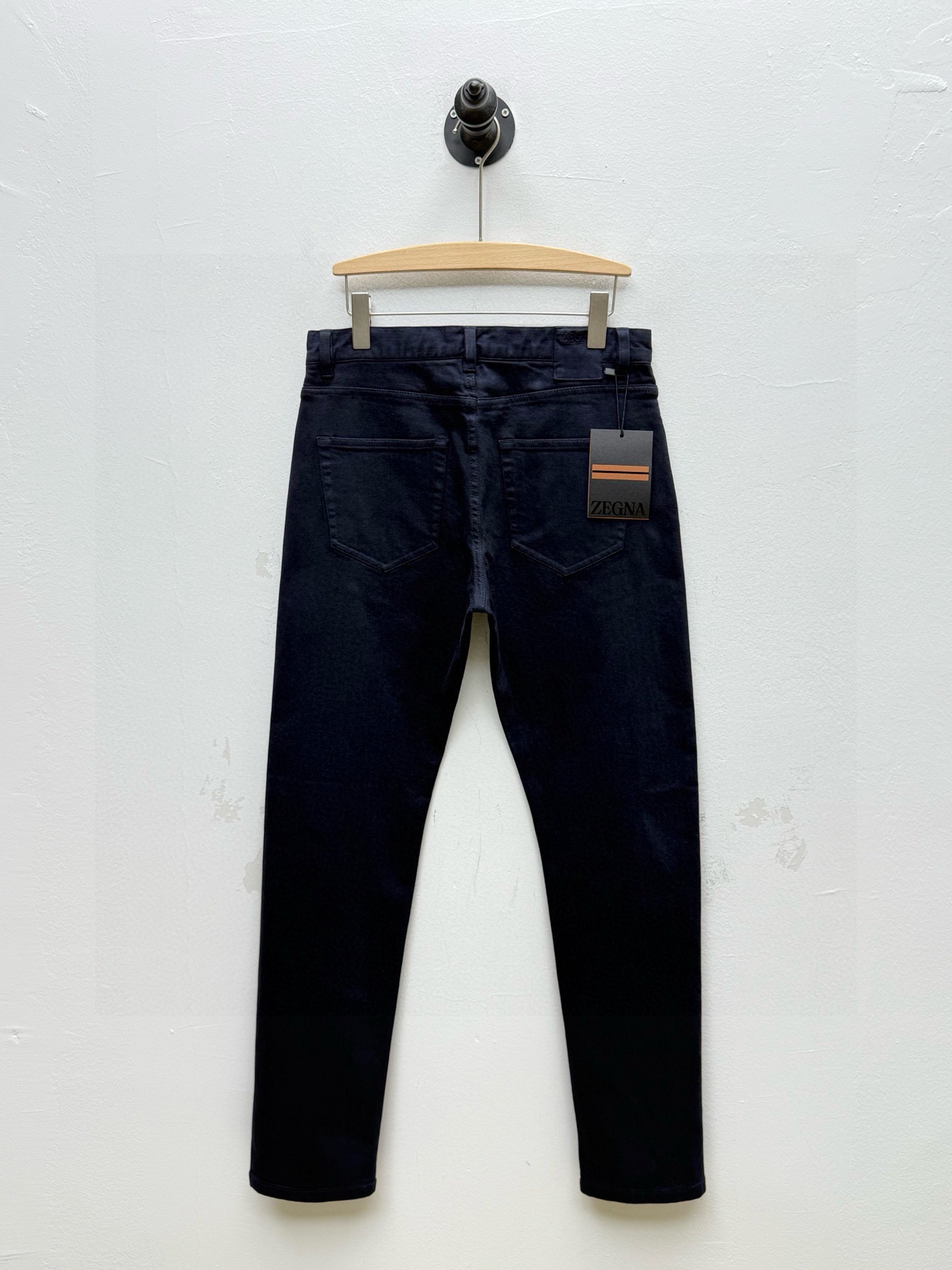 Джинсы мужские в стиле Zegna из хлопково-льняного денима тёмно-синего цвета с вышивкой логотипа