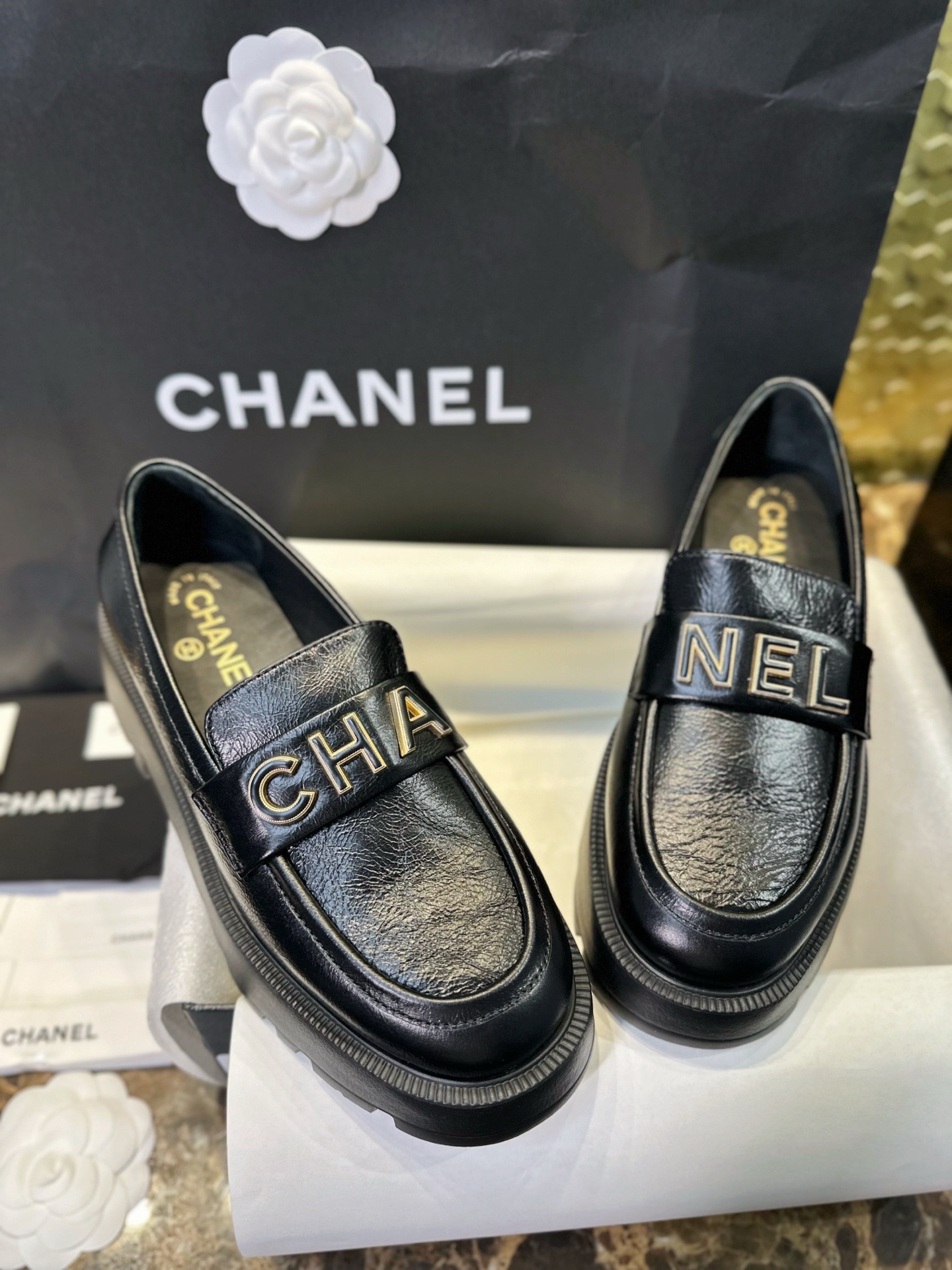 Лоферы женские в стиле Chanel 24B на утолщенной подошве с буквенным логотипом черного цвета