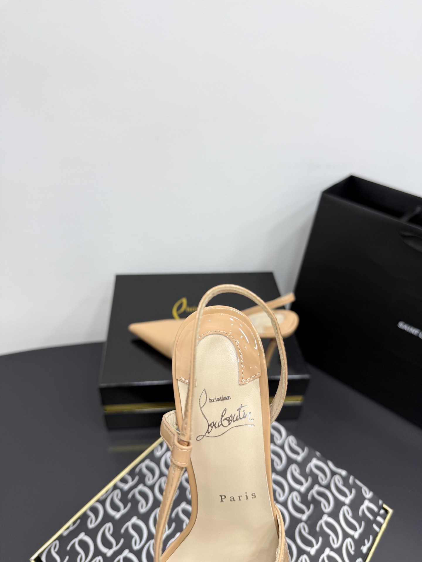 Туфли женские Christian Louboutin Rosa Z бежевого цвета