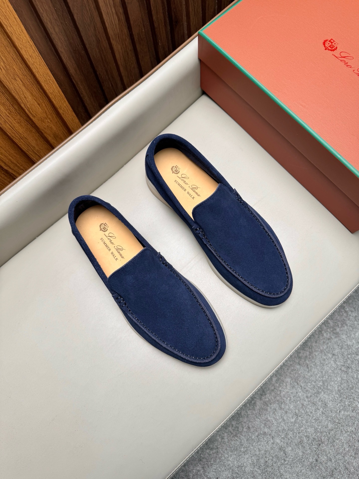 Лоферы унисекс в стиле Loro Piana из натуральной замши синего цвета