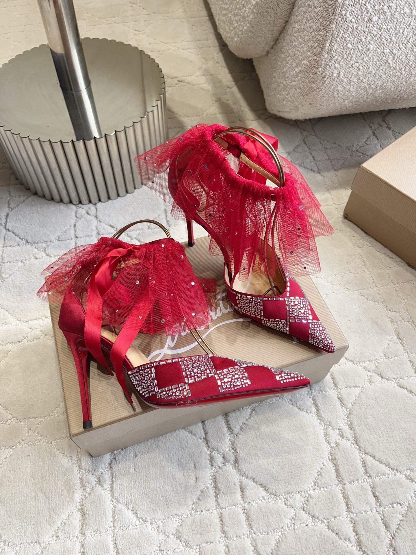 Туфли женские в стиле Christian Louboutin So Kate со съемной сеткой и стразами красного цвета