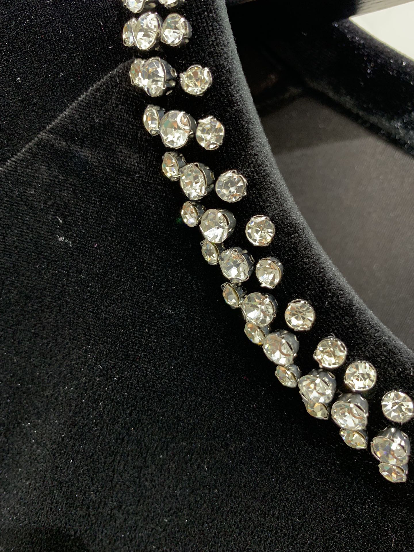 Платье женское в стиле Saint Laurent чёрного цвета с декоративной отделкой воротника