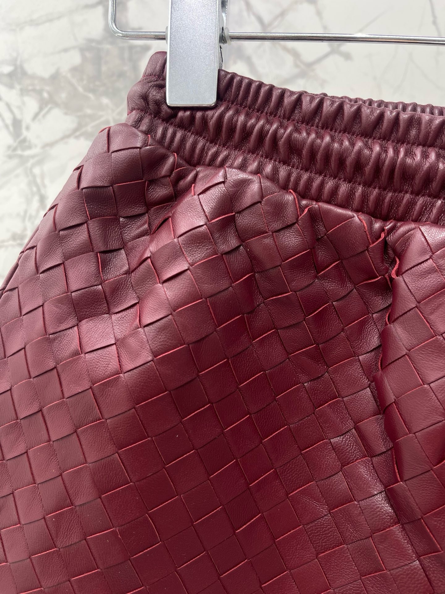 Шорты женские Bottega Veneta бордового цвета с плетением Intrecciato