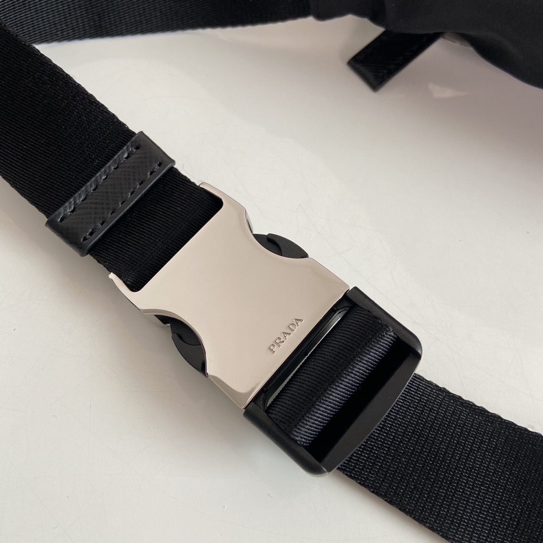 Сумка поясная / кросс боди унисекс в стиле Prada Re-Nylon чёрного цвета