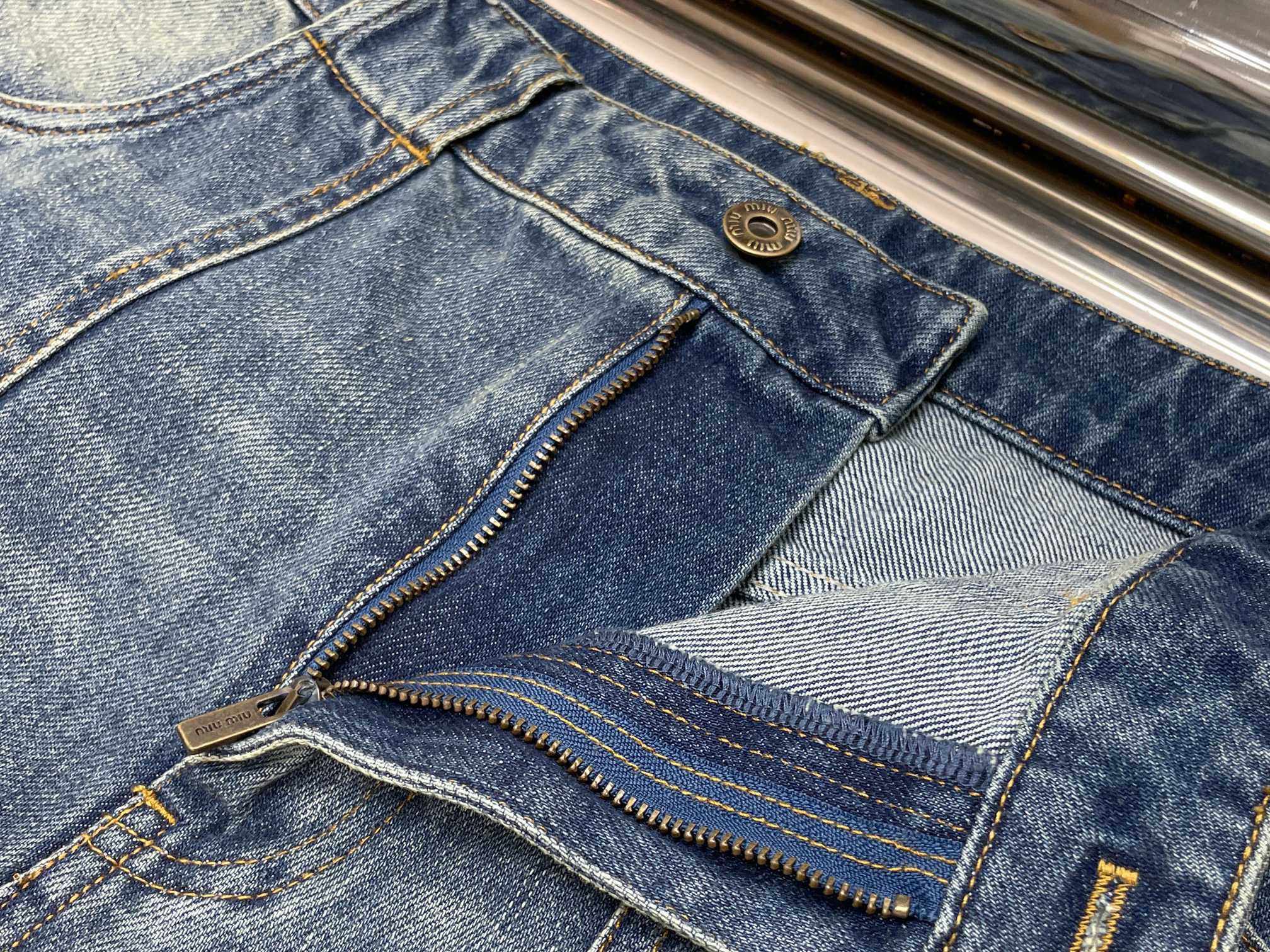 Джинсы женские в стиле Miu Miu синего цвета с эффектом потертости и широким силуэтом