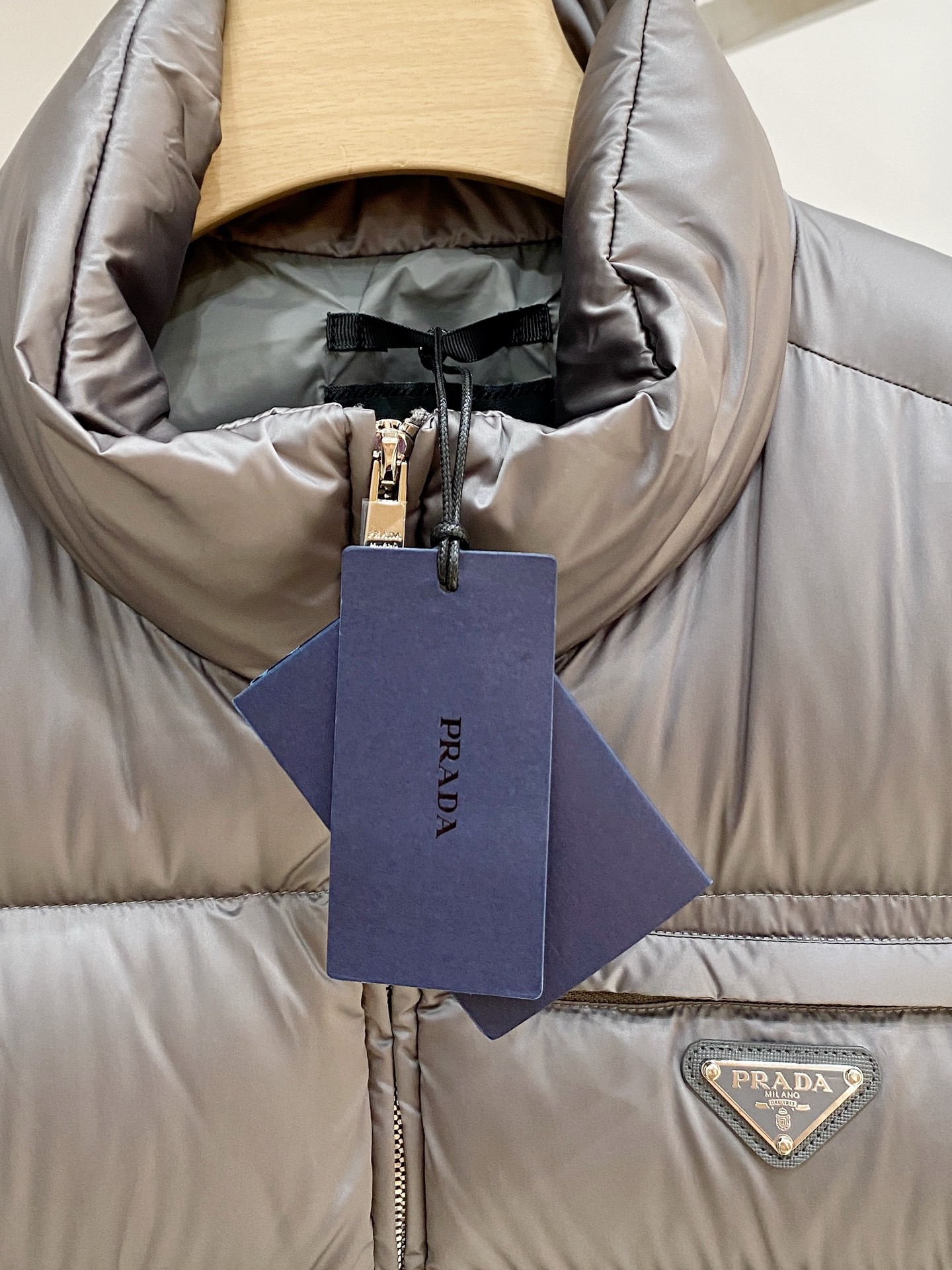 Жилет пуховый мужской Prada серо-бежевого цвета с натуральным гусиным пухом и треугольным логотипом
