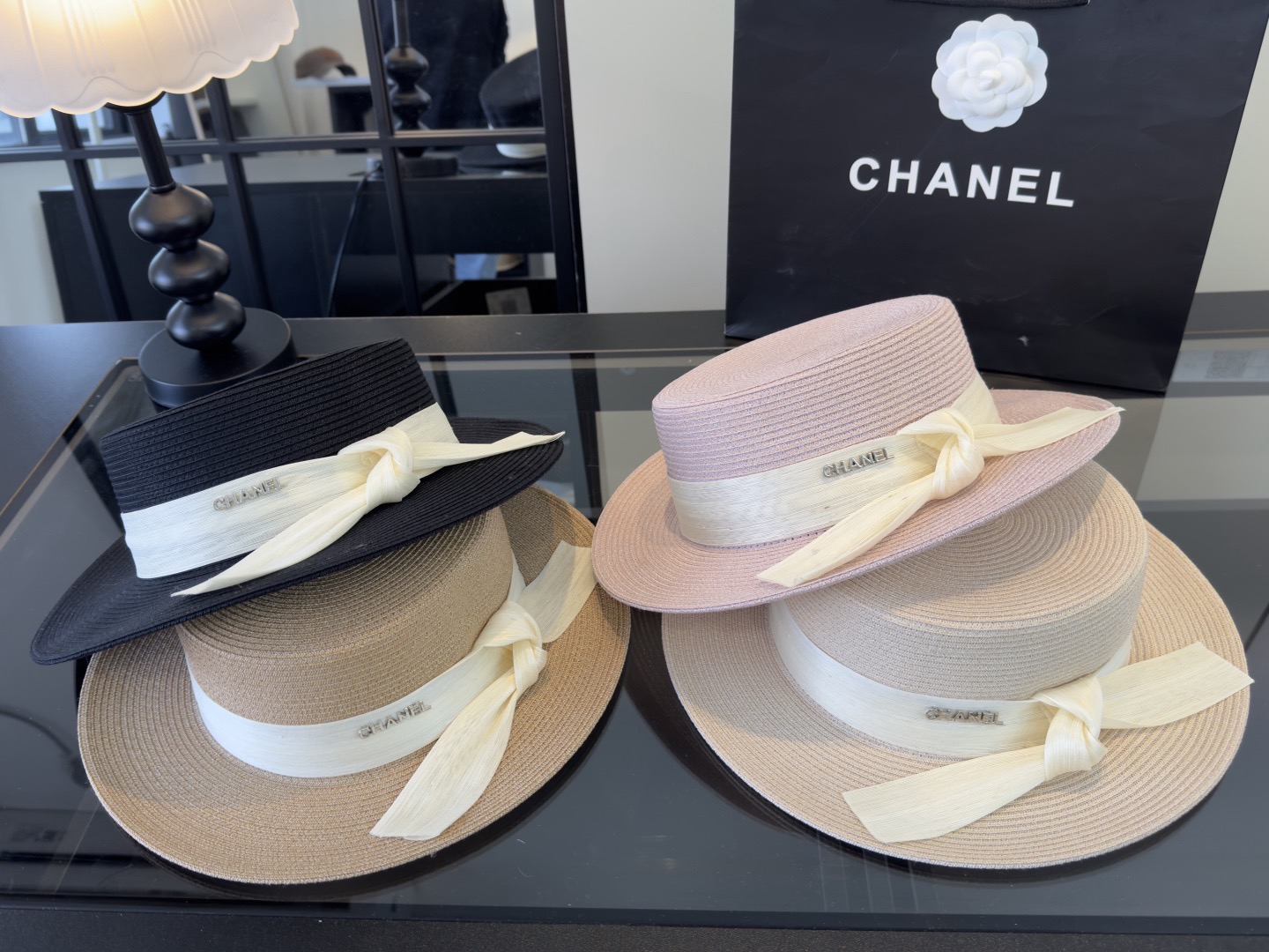 Шляпа женская в стиле Chanel бежевого цвета с лентой и бантом