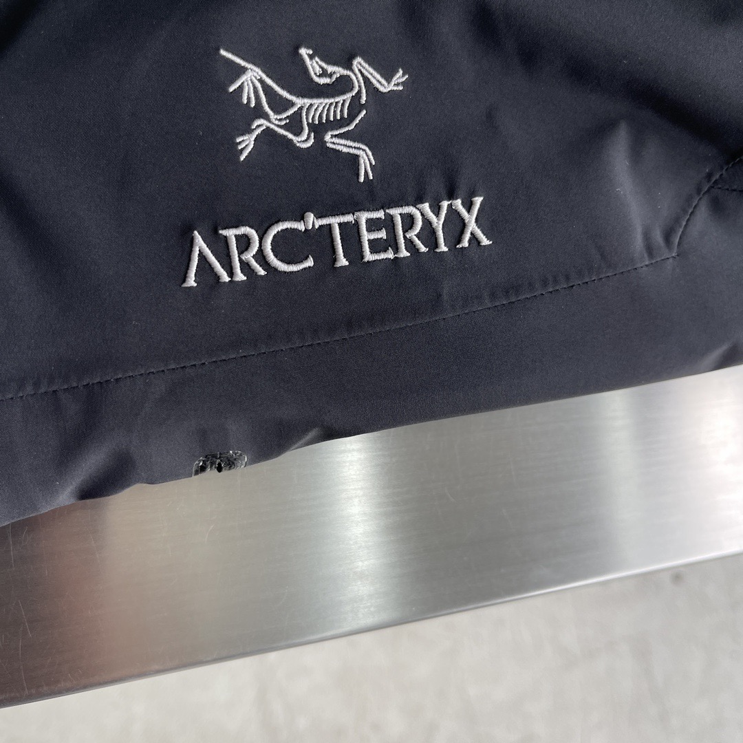 Куртка унисекс в стиле Arc'teryx Alpha SV с капюшоном чёрного цвета