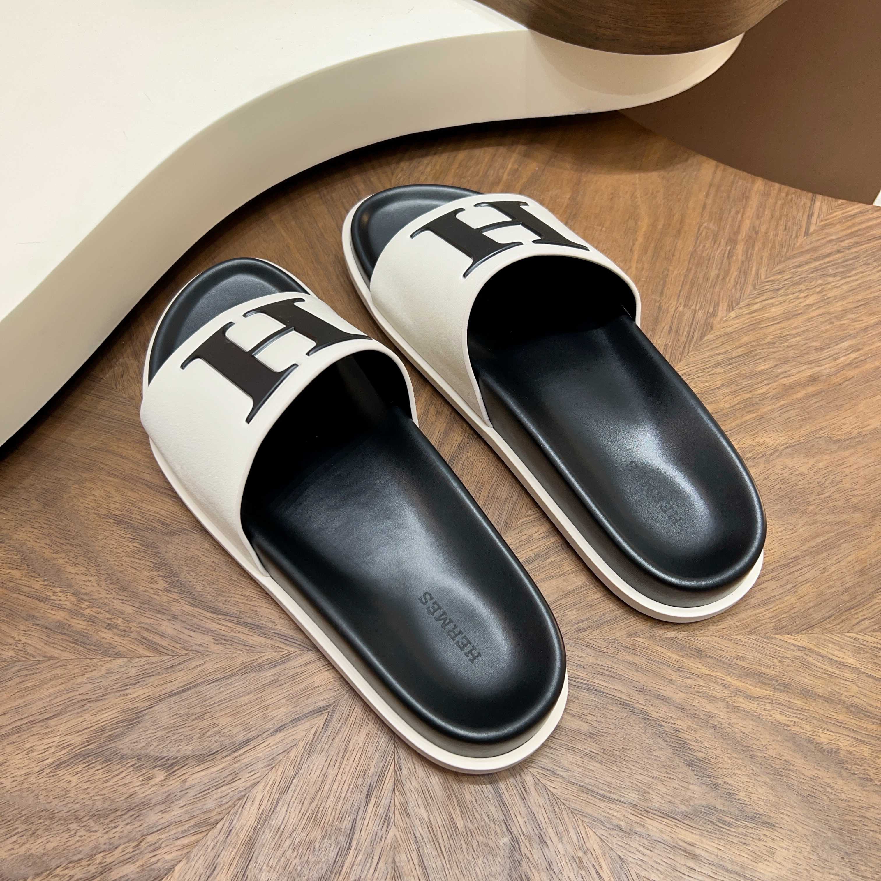 Шлёпанцы мужские в стиле Hermès Oran белого цвета