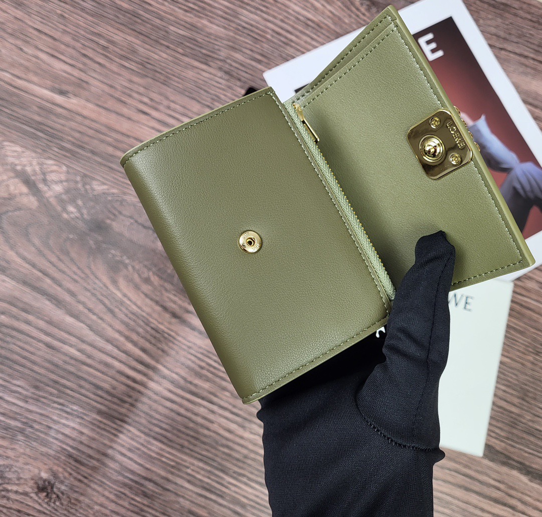 Кошелёк женский в стиле Loewe L1104 зелёного цвета