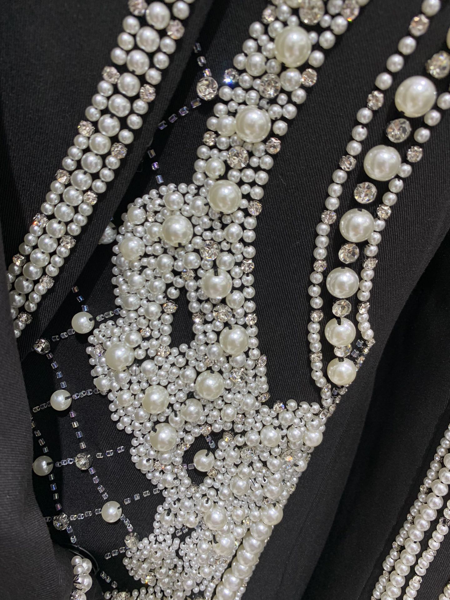 Жакет женский в стиле Balmain из плотной костюмной ткани чёрного цвета с ручной жемчужной вышивкой