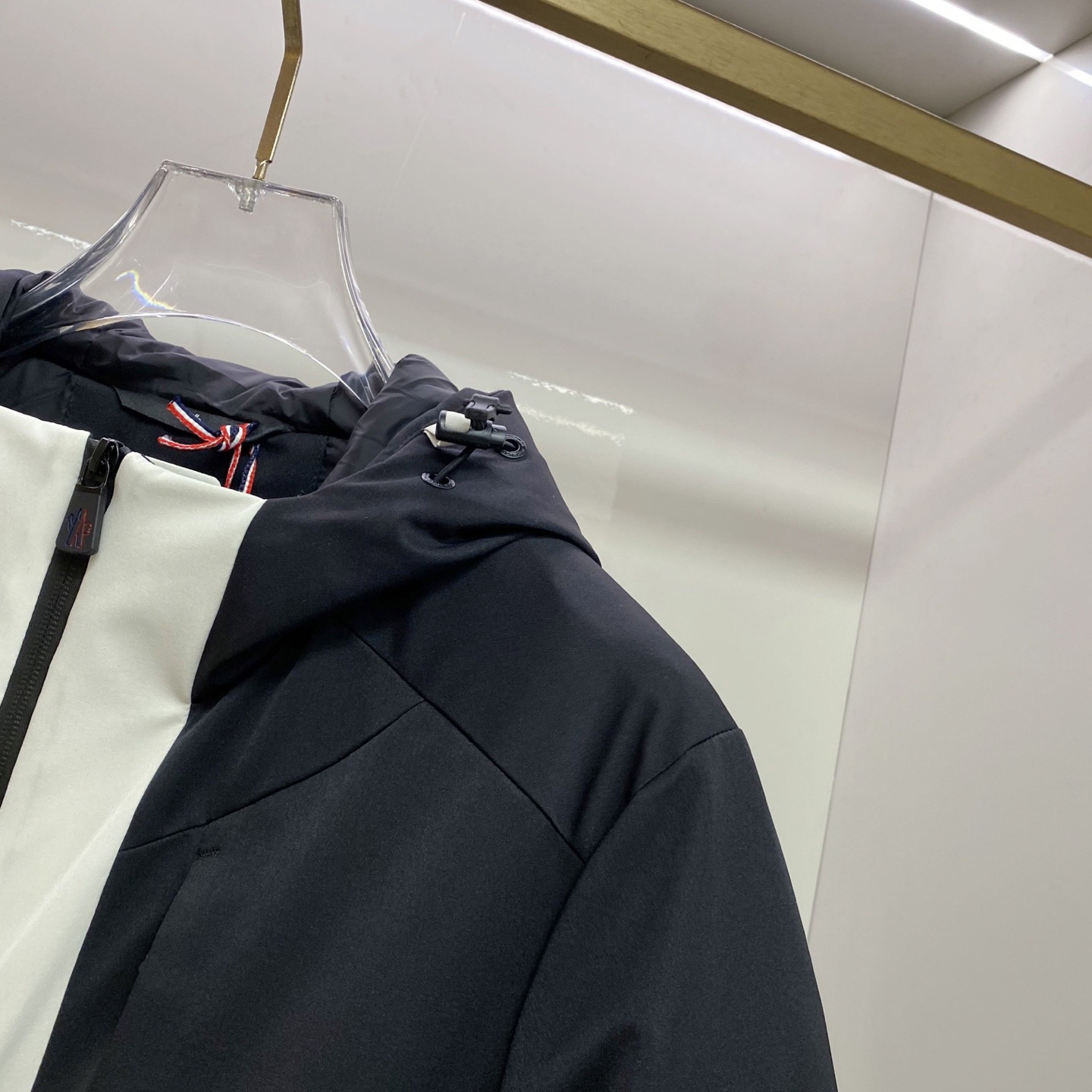 Куртка пуховая мужская Moncler Grenoble чёрно-белого цвета с натуральным пухом и утеплителем Polartec Alpha Direct