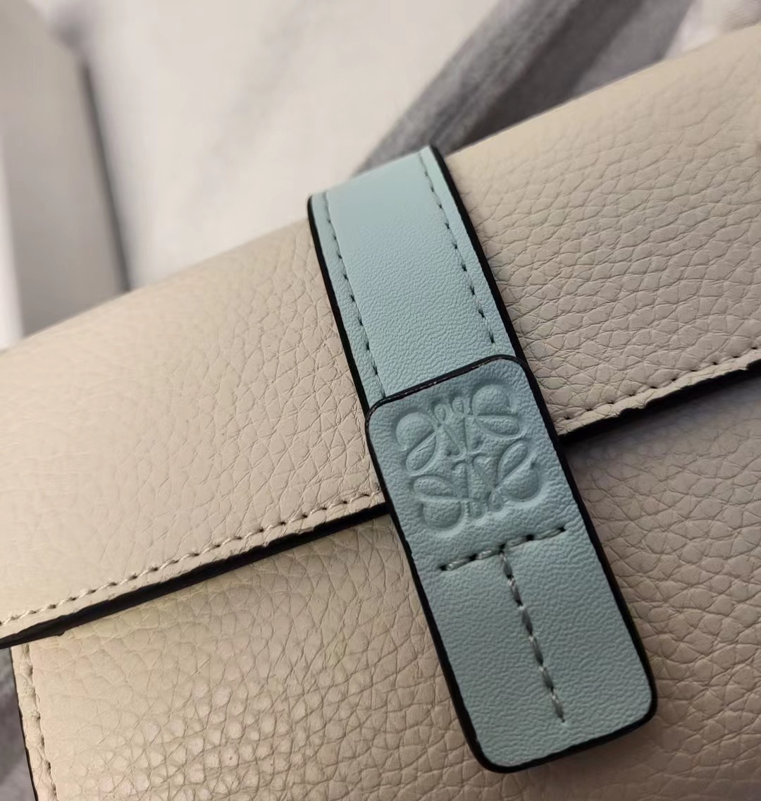 Кошелёк женский в стиле Loewe Anagram L1102 светло-бежевого цвета с контрастным ремешком