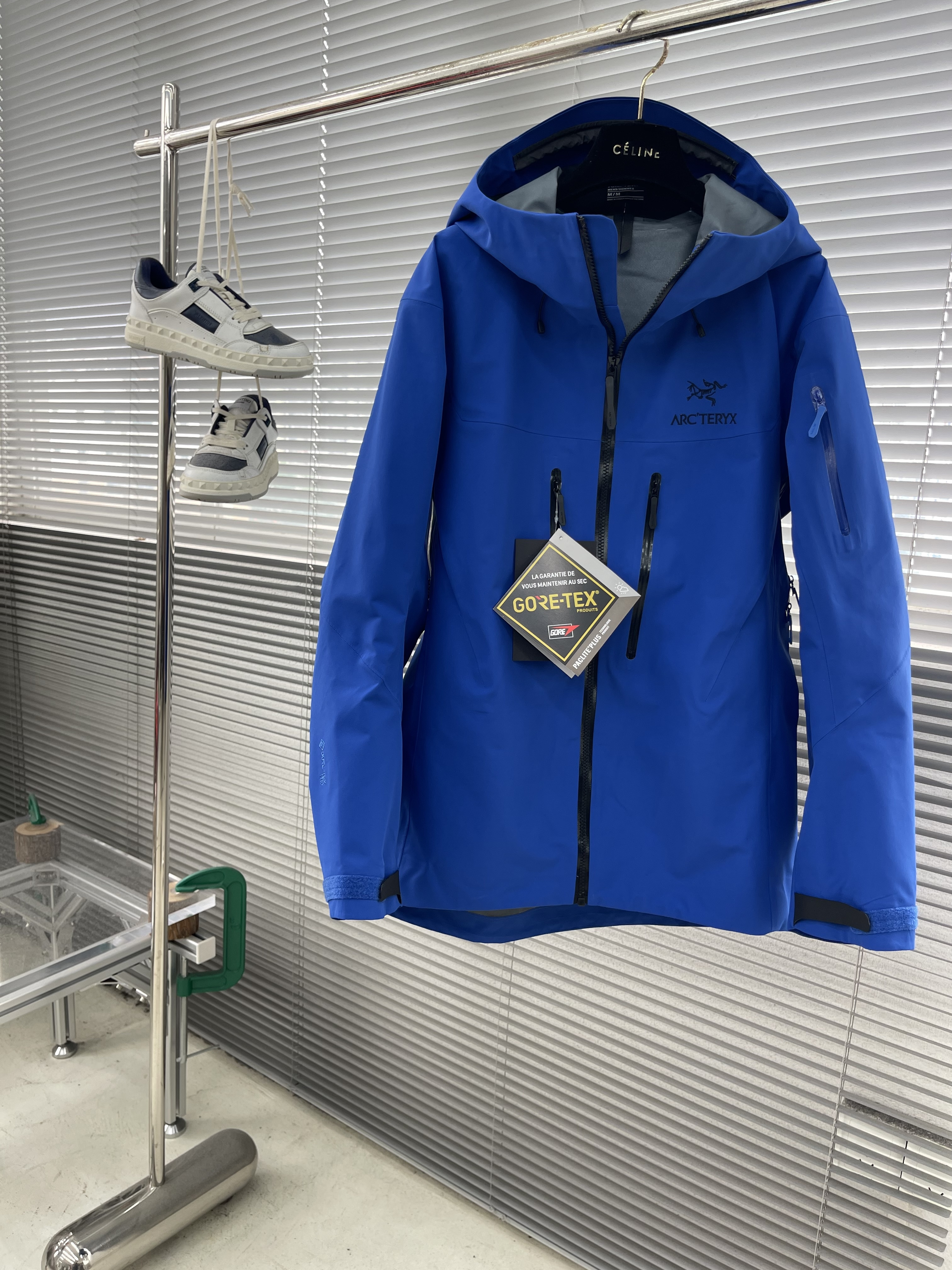 Куртка унисекс в стиле Arc'teryx Alpha SV с капюшоном синего цвета