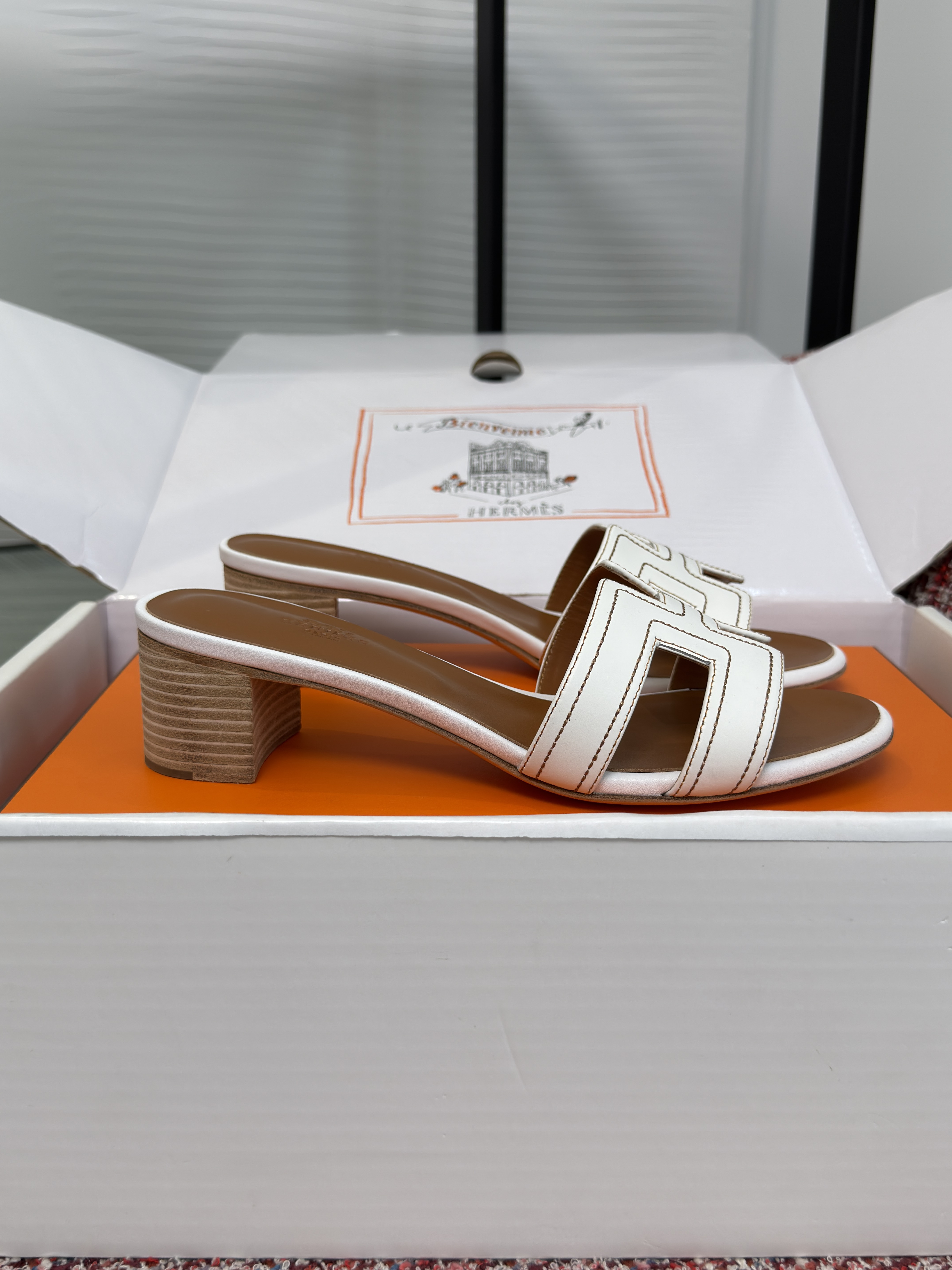 Шлёпанцы женские Hermès Oran коричнево-белого цвета на каблуке