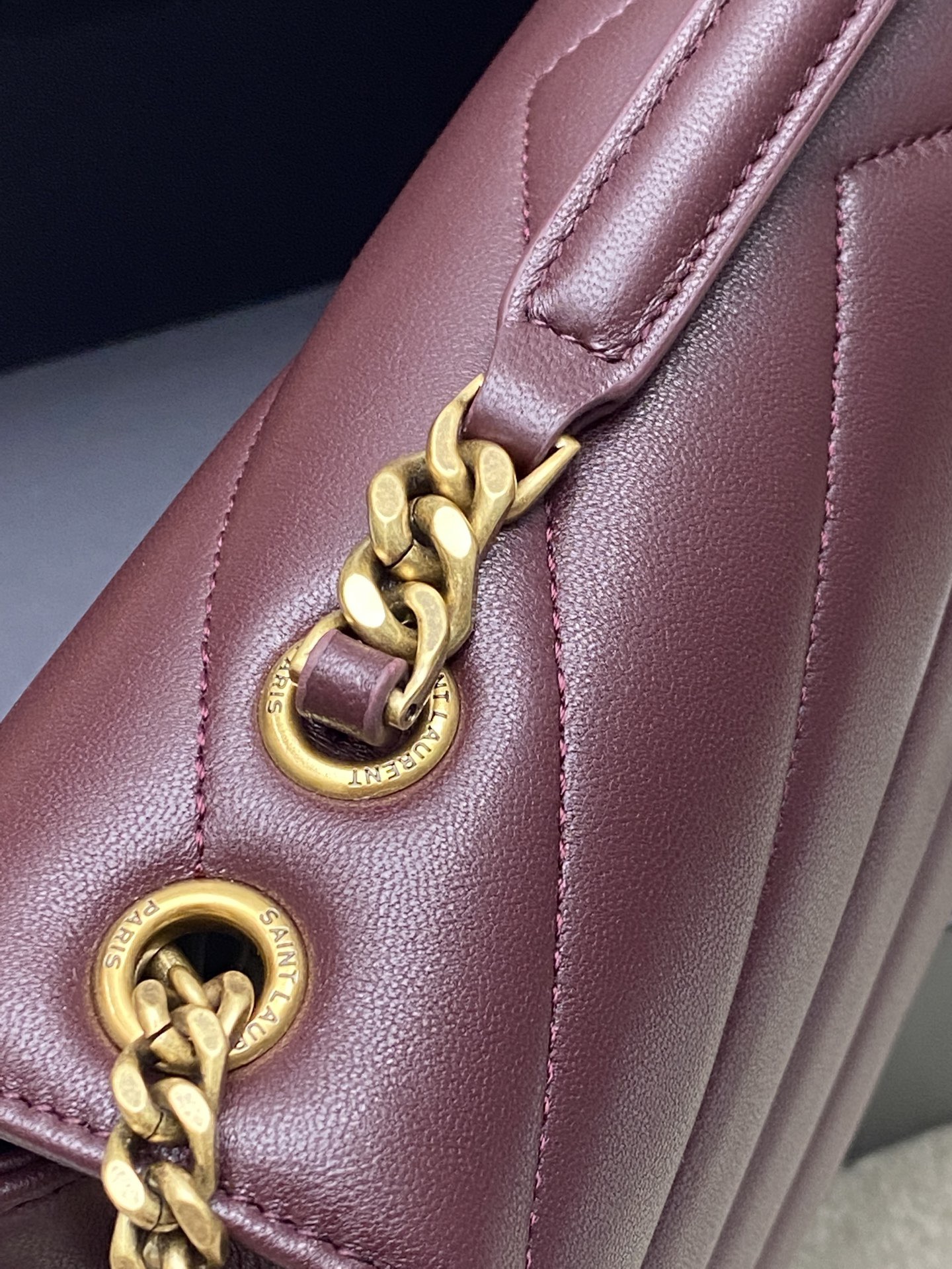 Сумка женская Saint Laurent LouLou бордового цвета