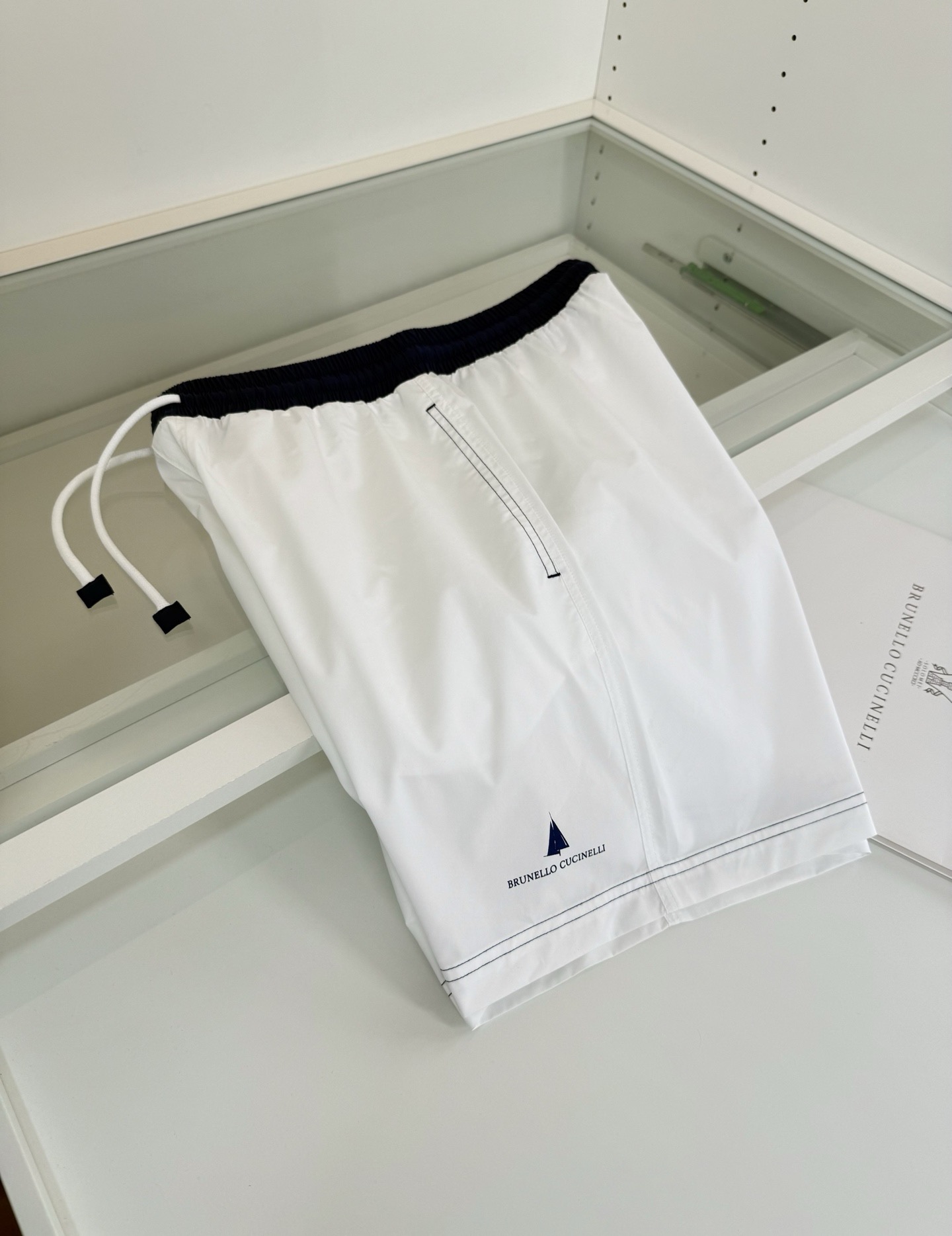 Шорты мужские в стиле Brunello Cucinelli белого цвета с контрастным поясом (пляжные)