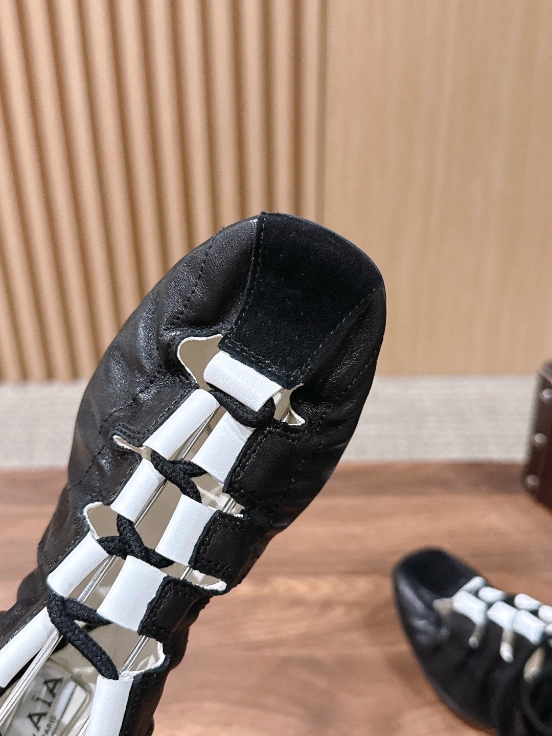 Балетки женские в стиле Alaïa Fold из натуральной замши со шнуровкой черно-молочного цвета