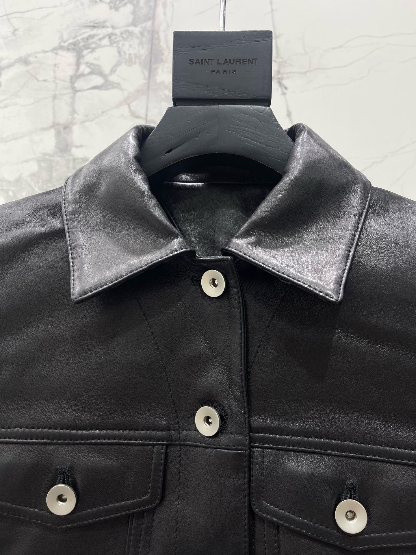 Куртка женская Bottega Veneta чёрного цвета с плетёным воротником Intrecciato