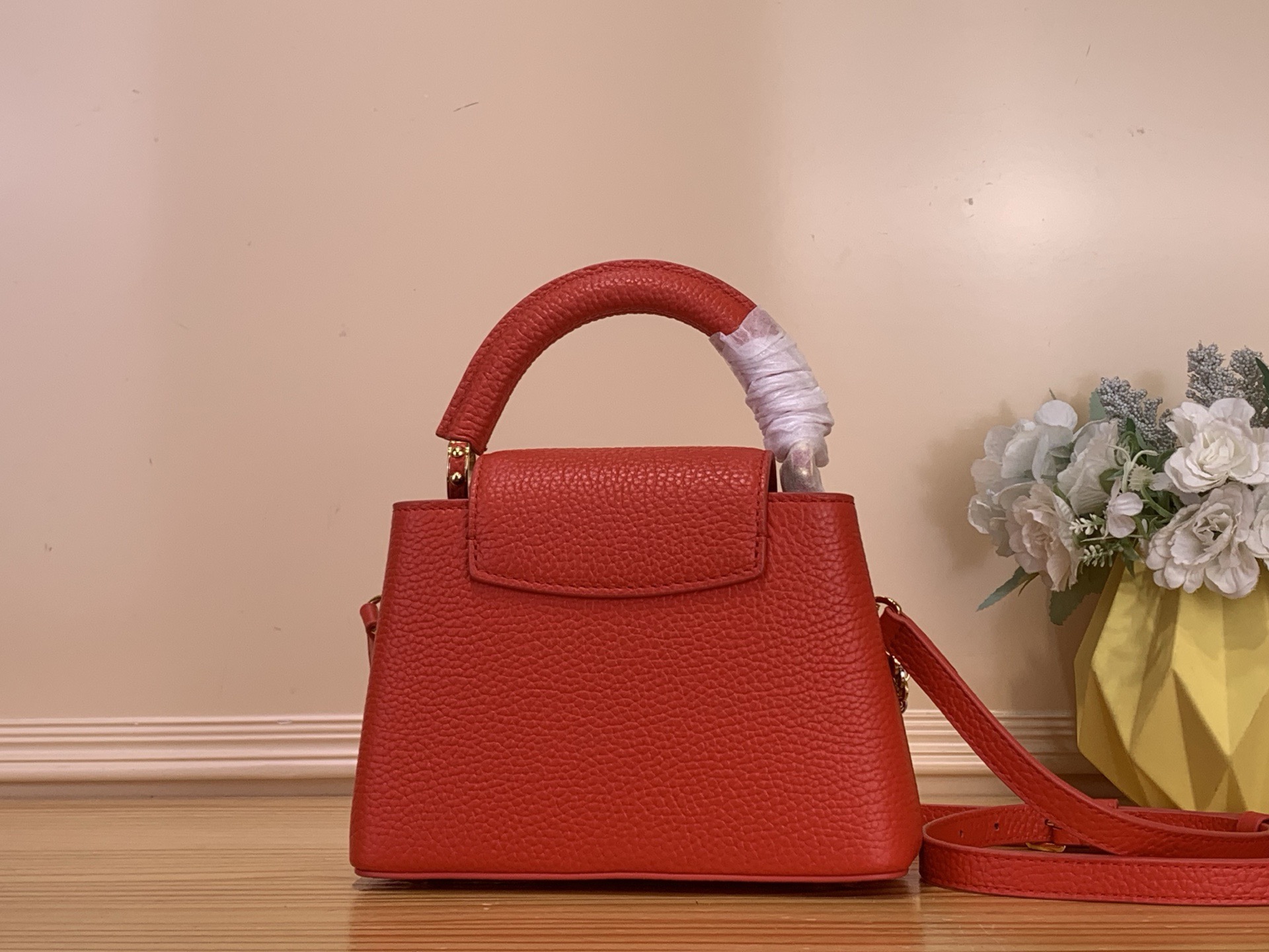 Сумка женская в стиле Louis Vuitton Capucines Mini Confetti красная с декоративной цепочкой