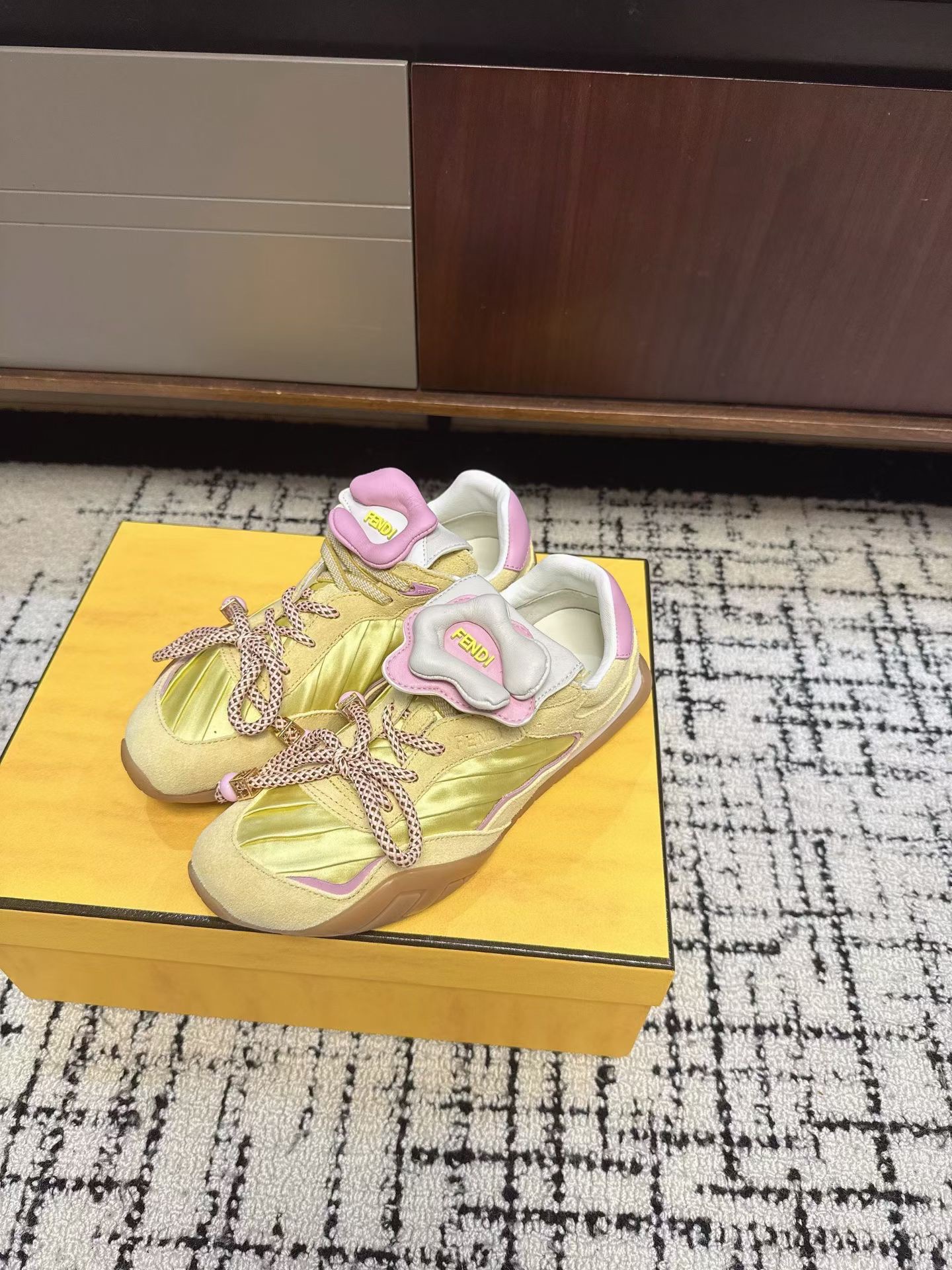 Кроссовки женские в стиле Fendi Delfina жёлтого цвета
