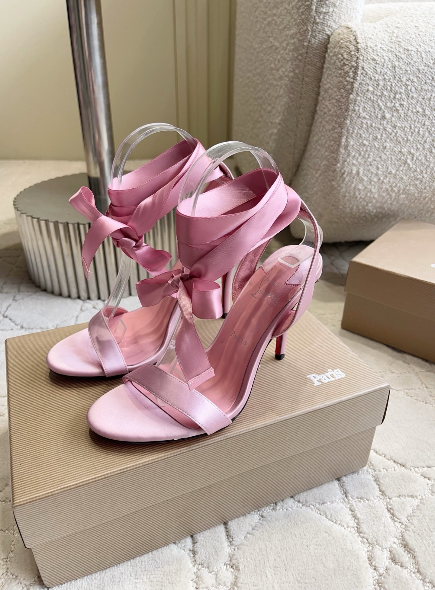 Босоножки женские в стиле Christian Louboutin So Kate из натурального шелка с лентами розового цвета