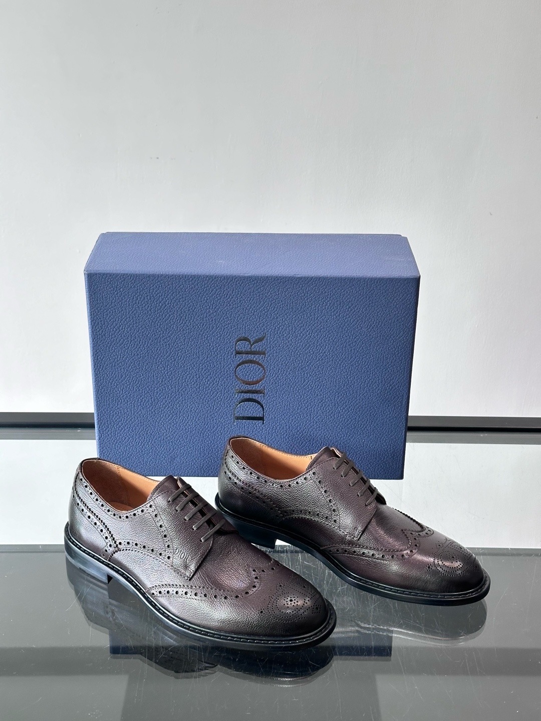Туфли мужские в стиле Dior Oxford из натуральной кожи с перфорацией коричневого цвета