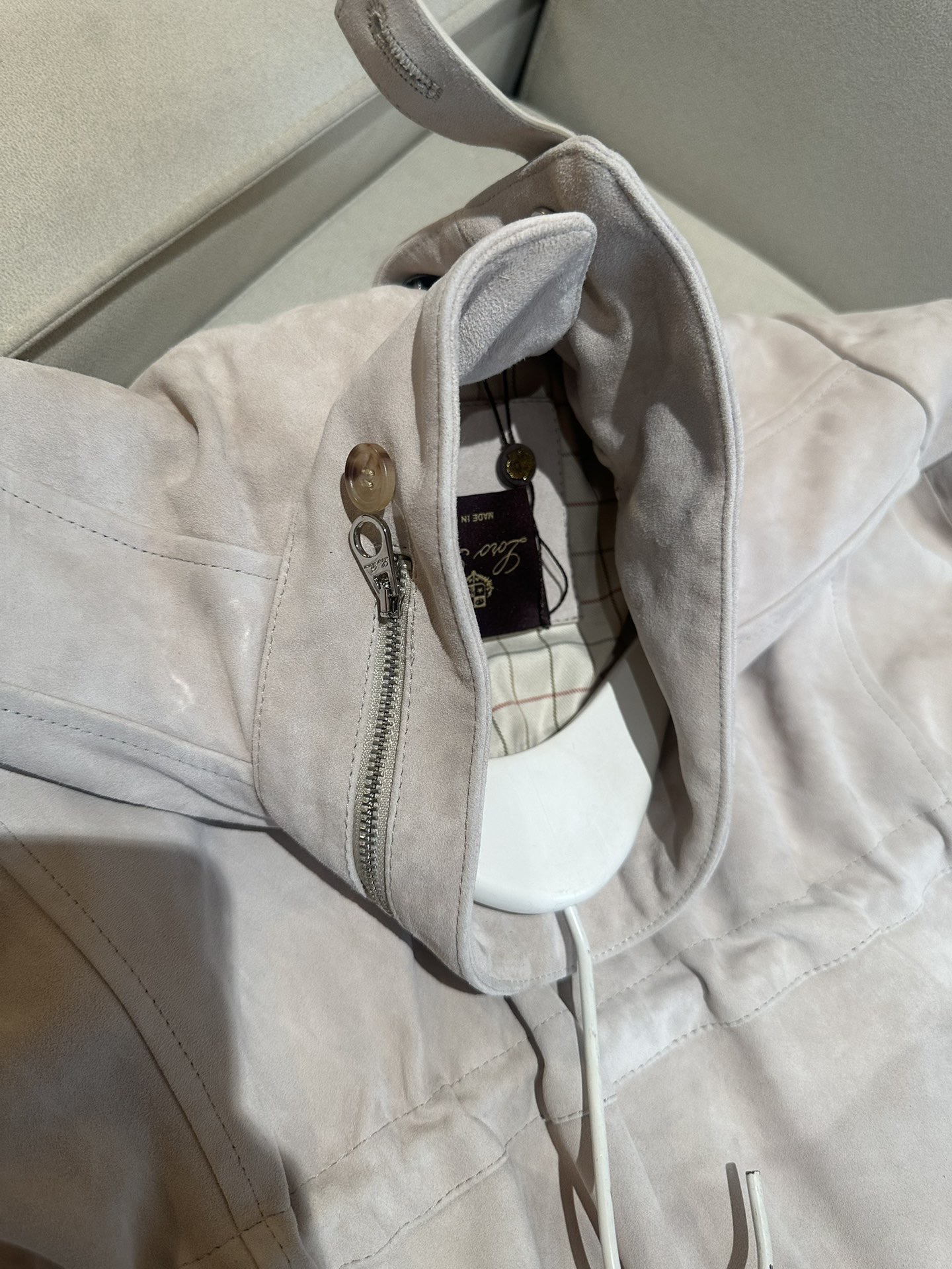 Куртка женская в стиле Loro Piana из натуральной замши светло-бежевого цвета с поясом