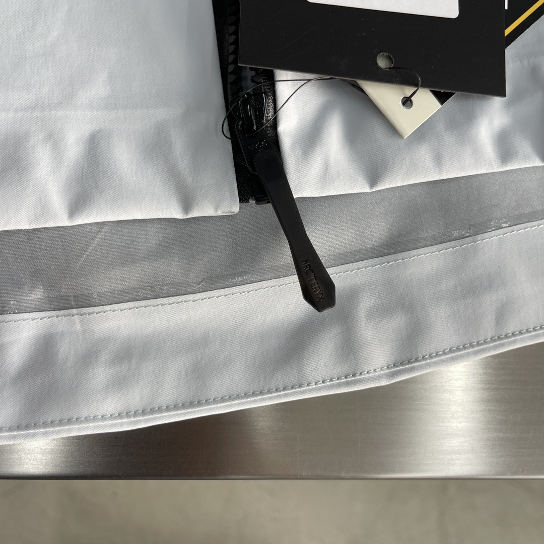 Куртка унисекс в стиле Arc'teryx Alpha SV из мембранной ткани с капюшоном белого цвета