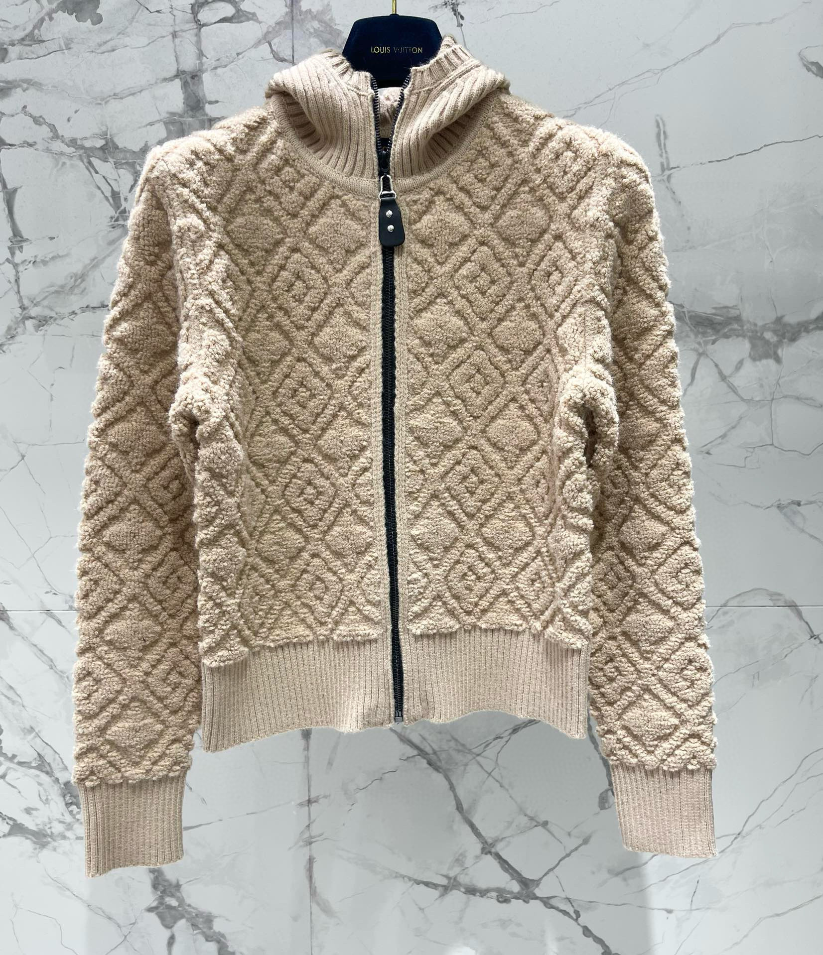 Кардиган женский в стиле Louis Vuitton из трикотажа с фактурной вязкой, бежевого цвета